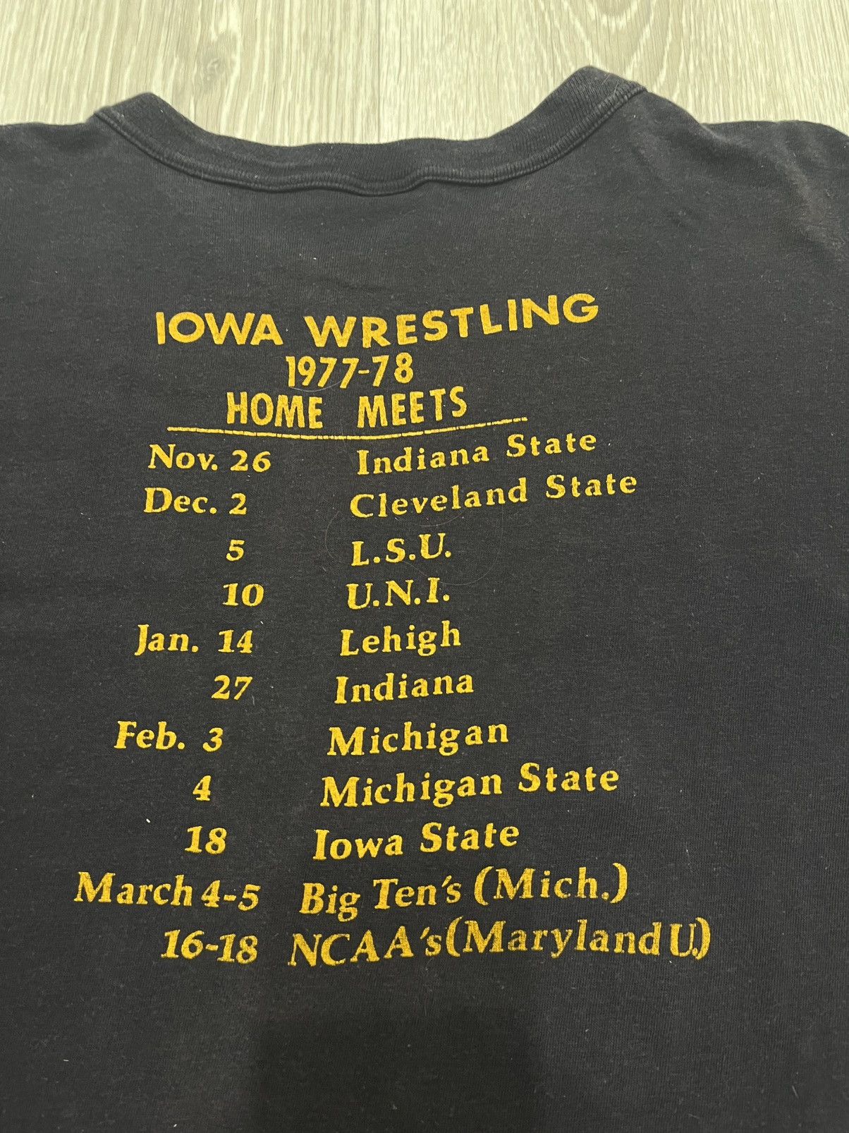 Vintage Vintage 1977 Iowa Wrestling T-Shirt USA Made Single Stitch Size US M / EU 48-50 / 2 - 4 Thumbnail