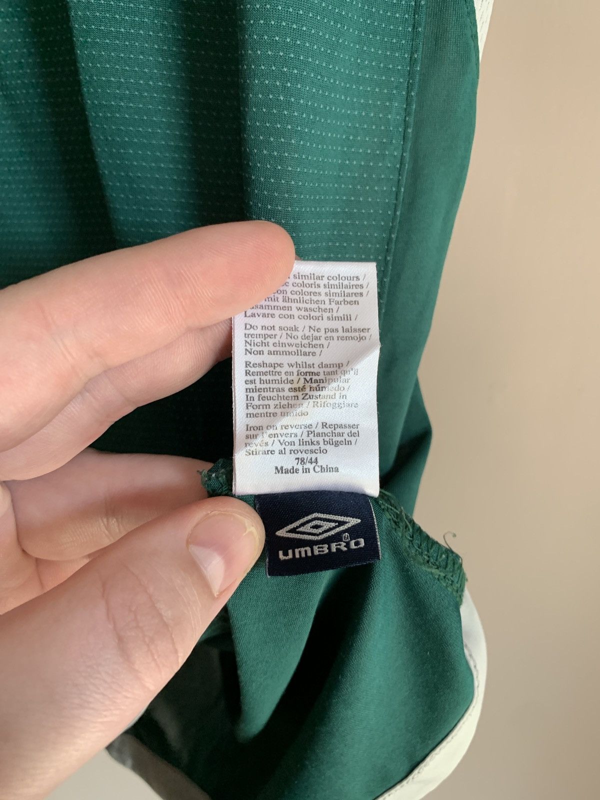 Umbro × Vintage Celtic Glasgow 2004 Away Football Shirt Vintage Umbro Soccer Size US L / EU 52-54 / 3 - 16 Thumbnail