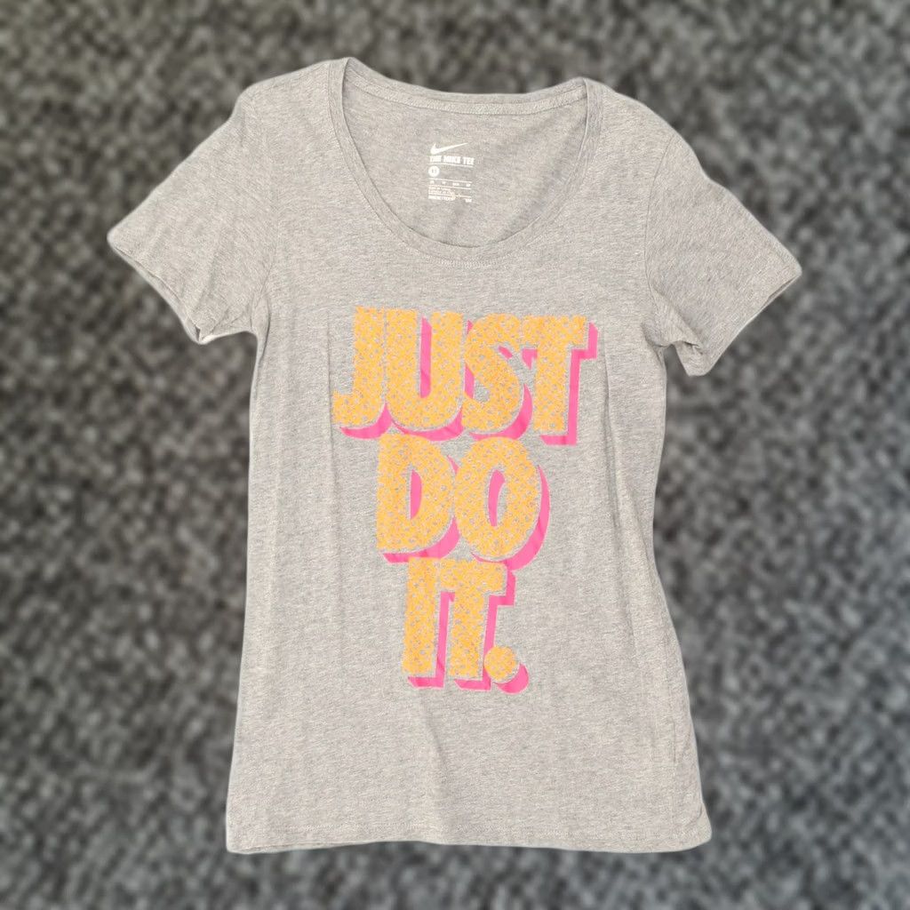 Nike NIKE Womens The Nike Tee Graphic T-Shirt Top XS Grey Cotton AH03 Size XS / US 0-2 / IT 36-38 - 1 Thumbnail