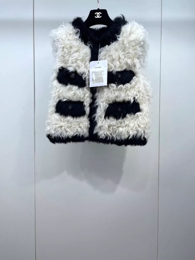 Chanel Chanel 21K black and white color-matched wool fur vest 2504 Size S / US 4 / IT 40 - 1 Thumbnail