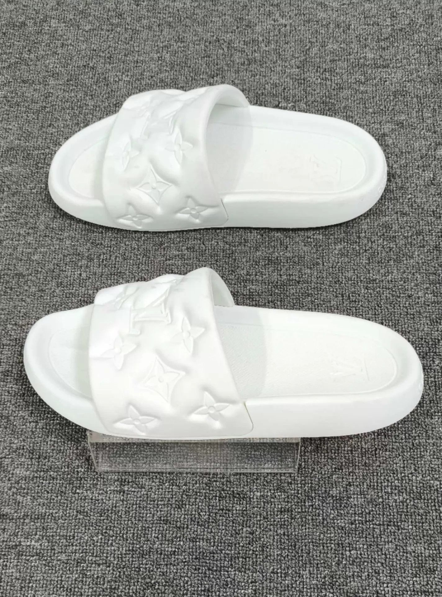 Louis Vuitton LV white embossed logo slipper size 42 Size US 9 / EU 42 - 3 Thumbnail