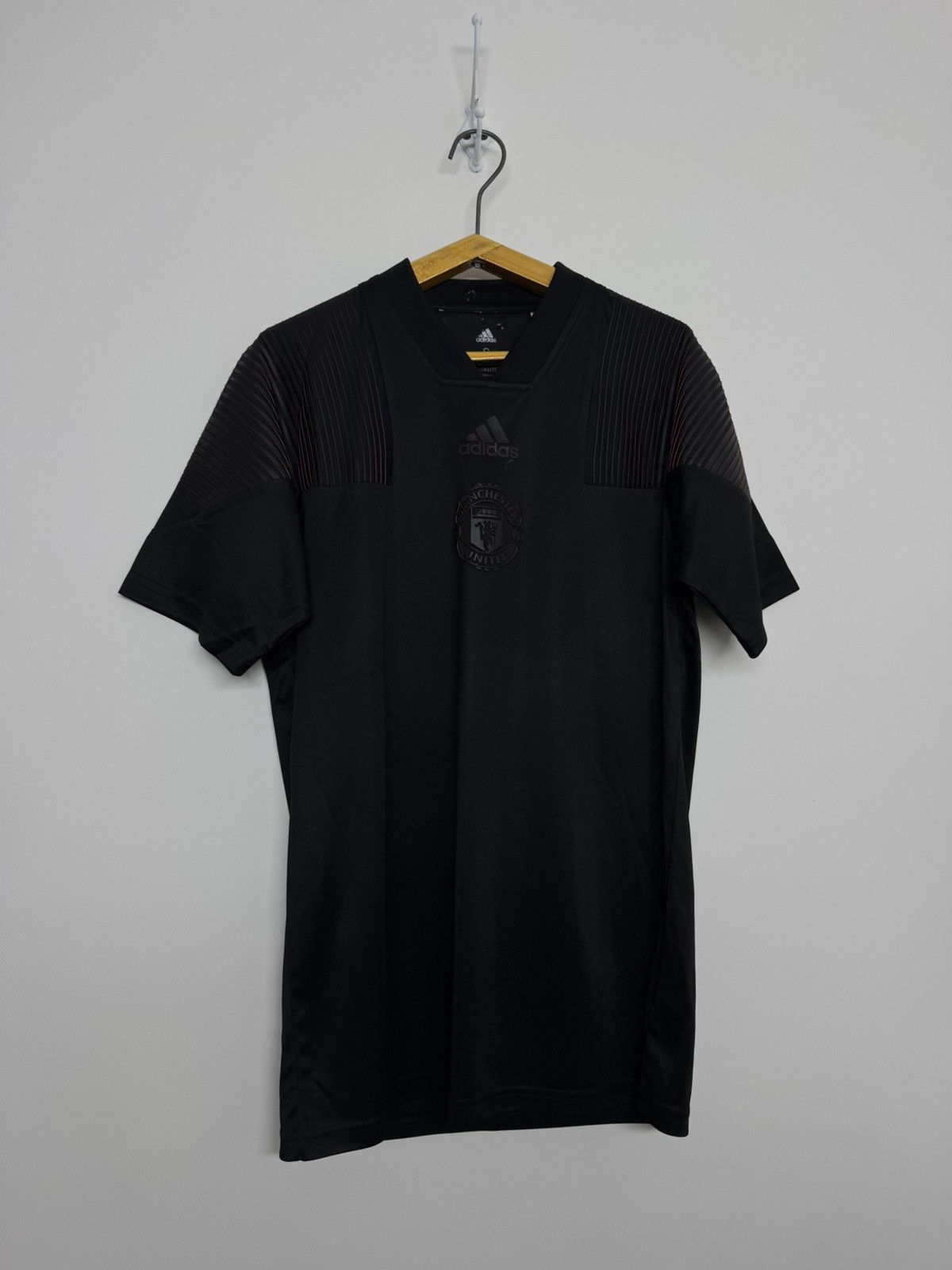 Adidas MANCHESTER UNITED 2018/2019 FOOTBALL SHIRT RETRO STYLE Size US S / EU 44-46 / 1 - 2 Thumbnail