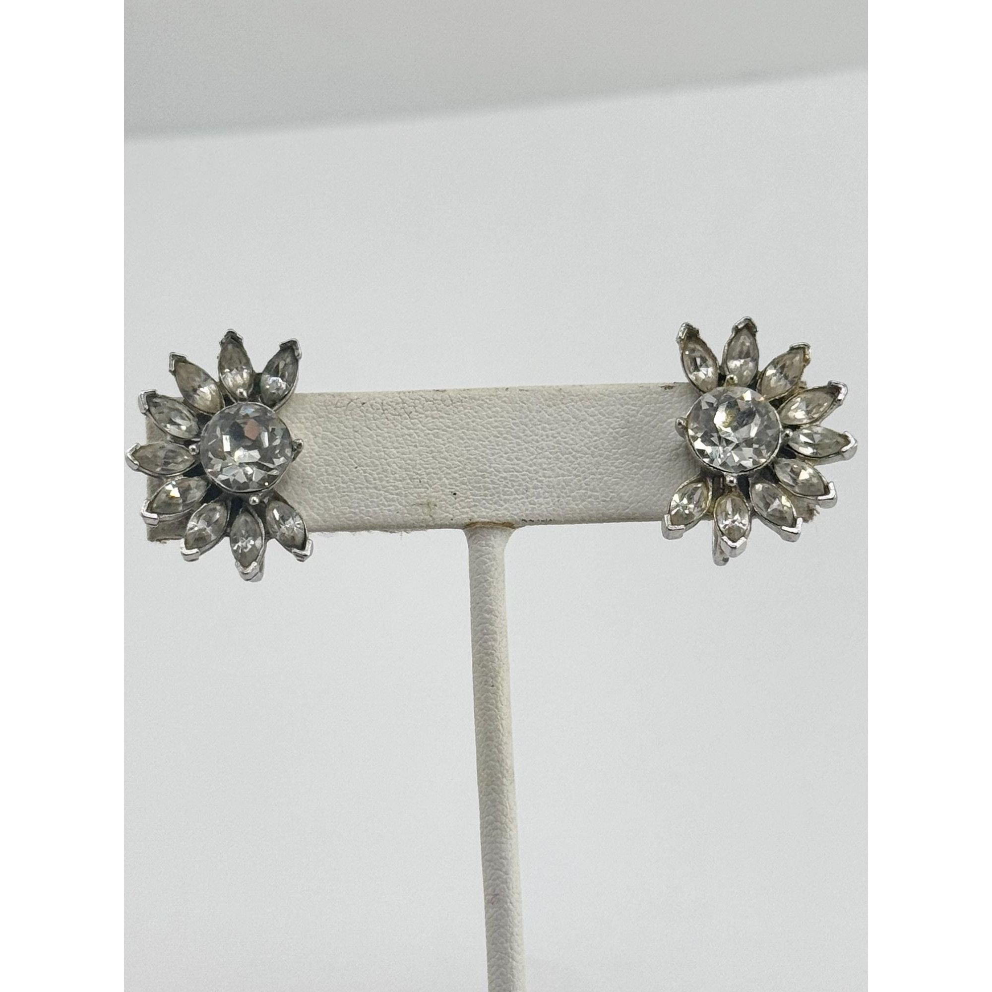 Vintage vintage glass silver rhinestone screw back earrings Size ONE SIZE - 2 Thumbnail