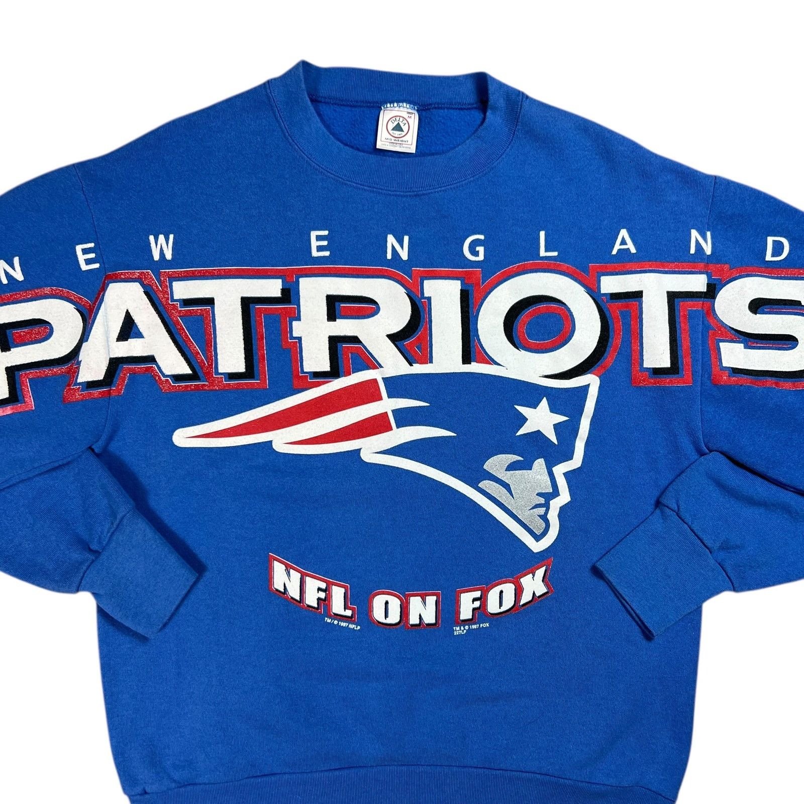 Delta × NFL × Vintage Vintage 1997 New England Patriots NFL Fox Spell Out Crewneck Size US M / EU 48-50 / 2 - 2 Thumbnail