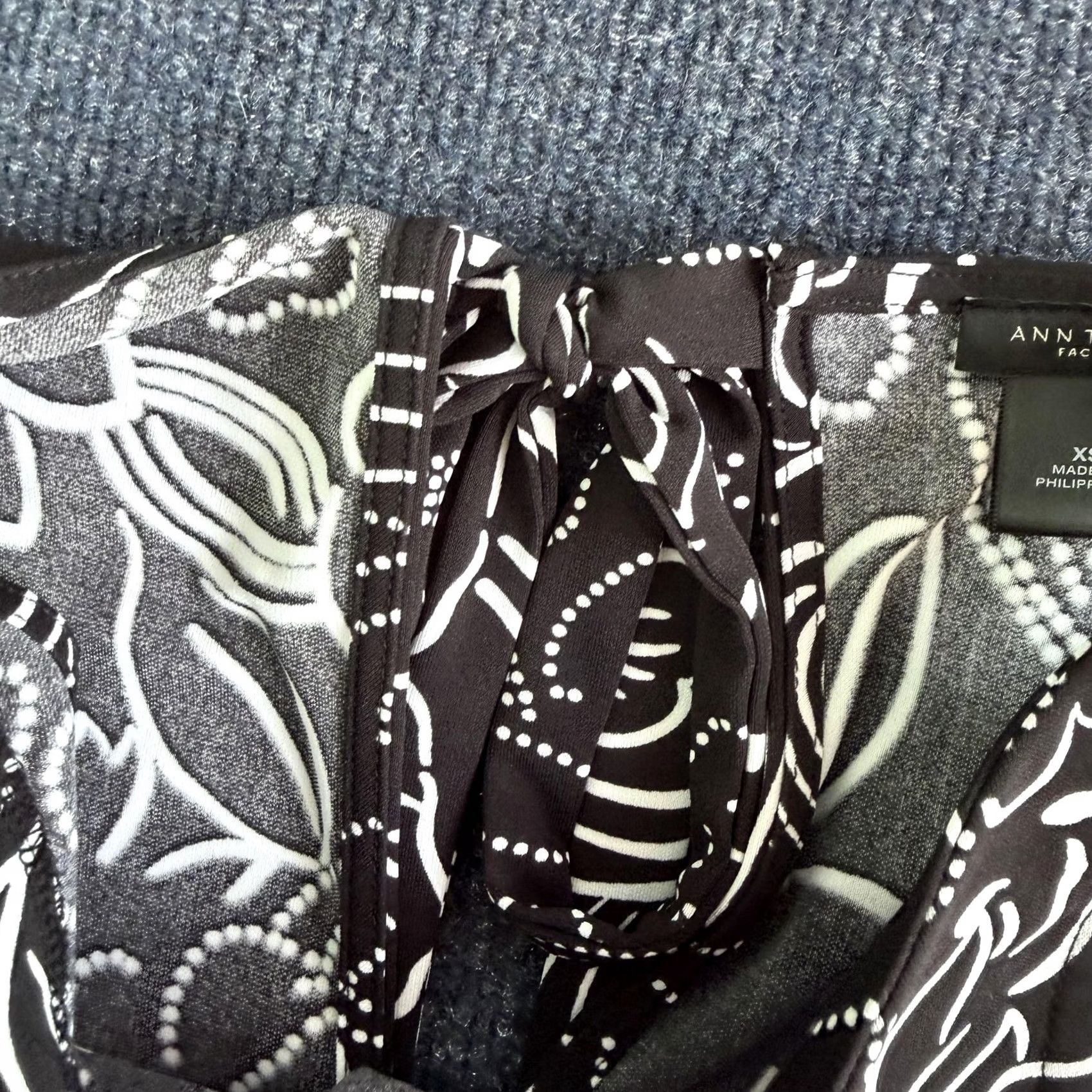 Ann Taylor Ann Taylor Factory Blouse Womens XS Black Floral Sleeveless Keyhole Shell Size XS / US 0-2 / IT 36-38 - 4 Thumbnail