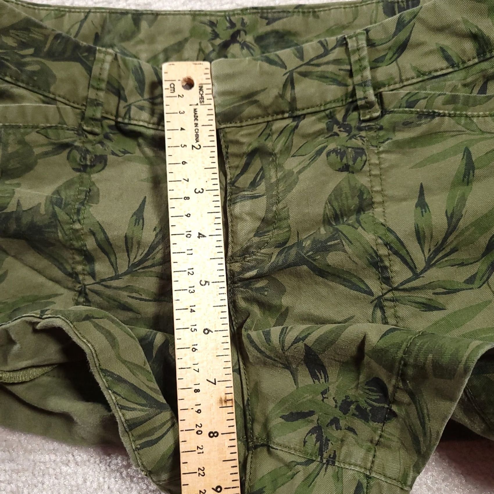 Old Navy Old Navy Shorts Womens Size 0 Green Olive Leaf Print Chino Comfort Fit Stretch Size 25" / US 0 / IT 36 - 6 Thumbnail