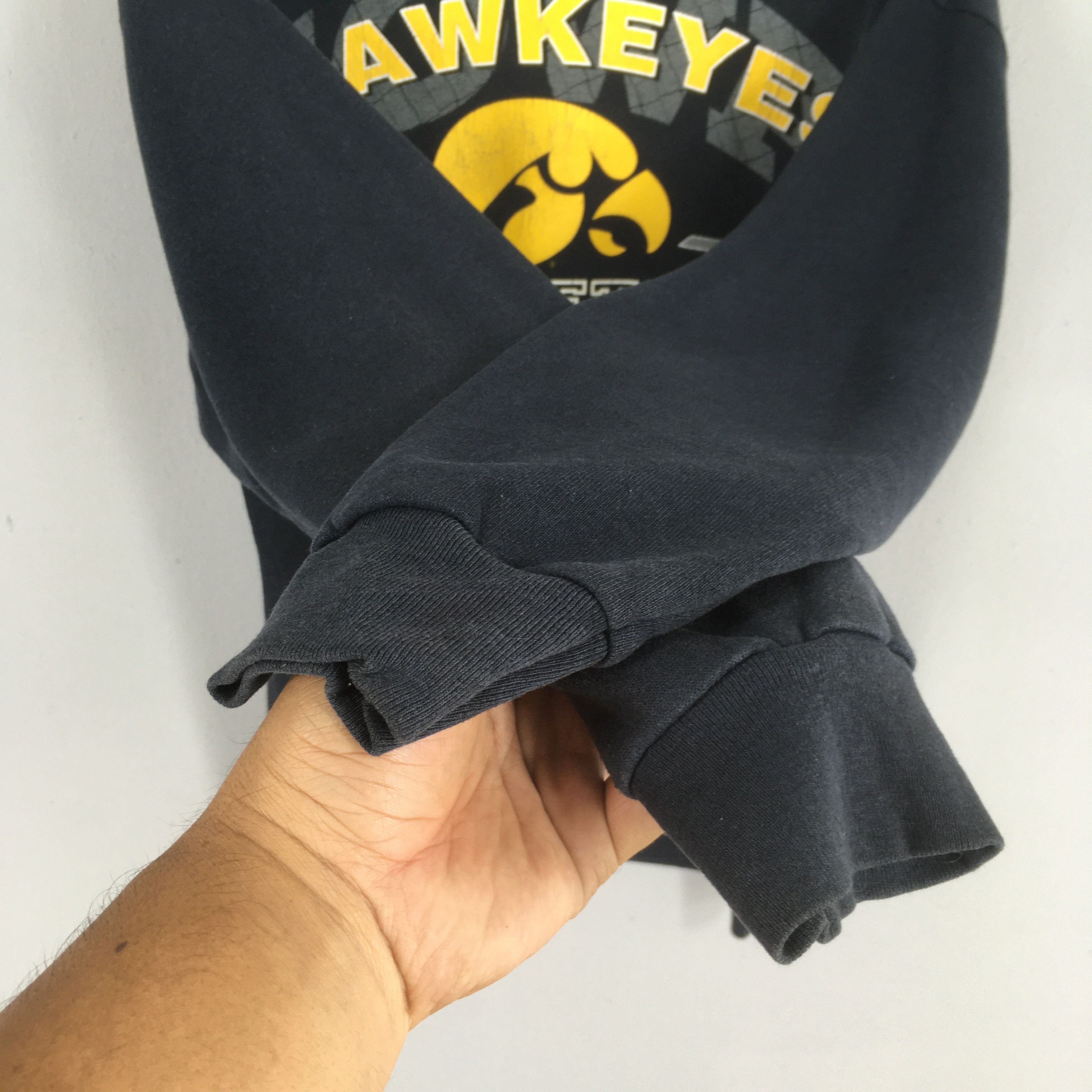 NCAA Vintage Iowa Hawkeyes NCAA Black Sweatshirt Large Size US L / EU 52-54 / 3 - 4 Thumbnail