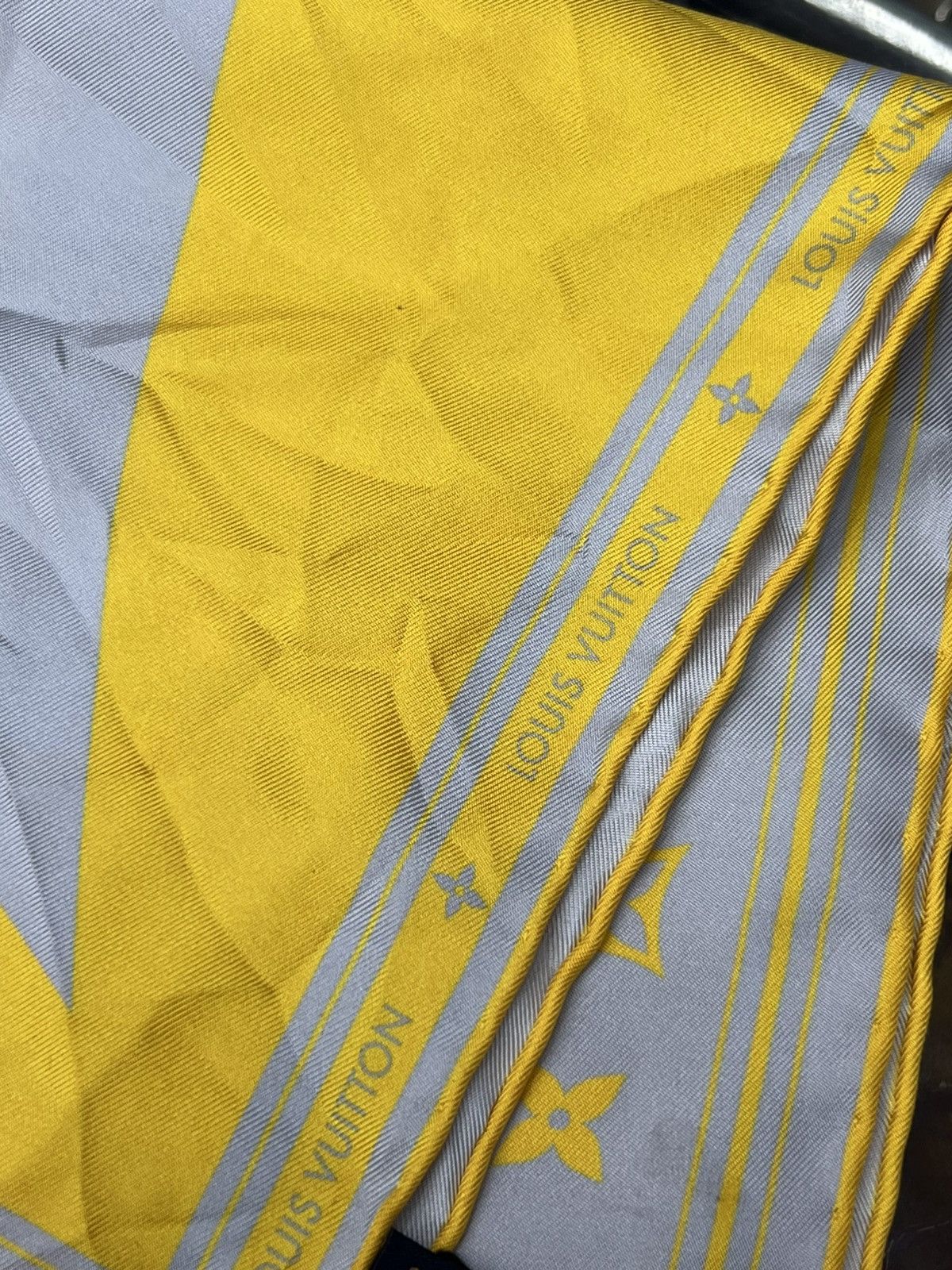 Louis Vuitton Louis Vuitton Monogram Glow Bandana Size ONE SIZE - 4 Thumbnail