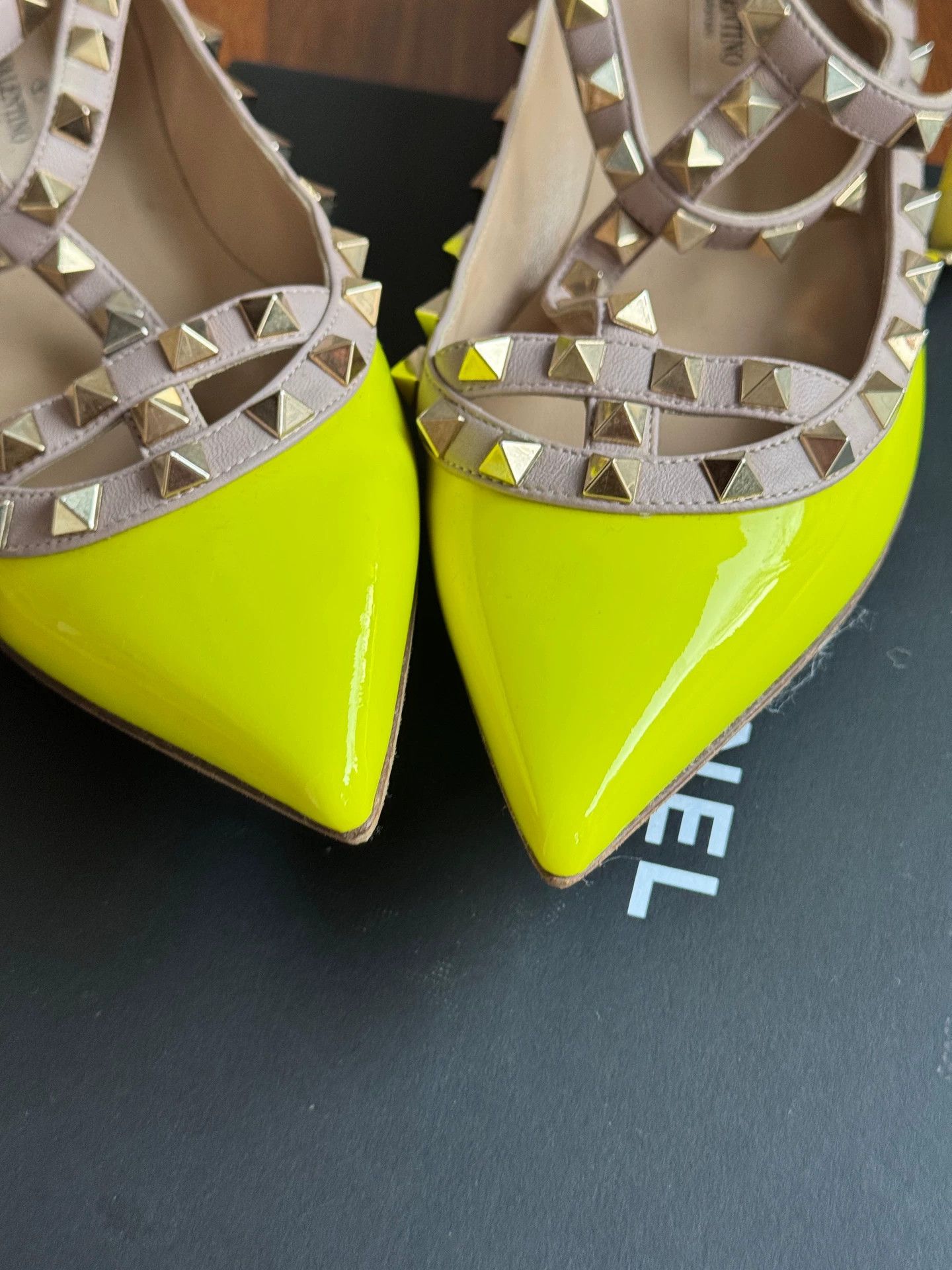 Valentino Valentino 98 New low-top studded yellow EUR 37.5 Size US 6.5 / IT 36.5 - 7 Thumbnail