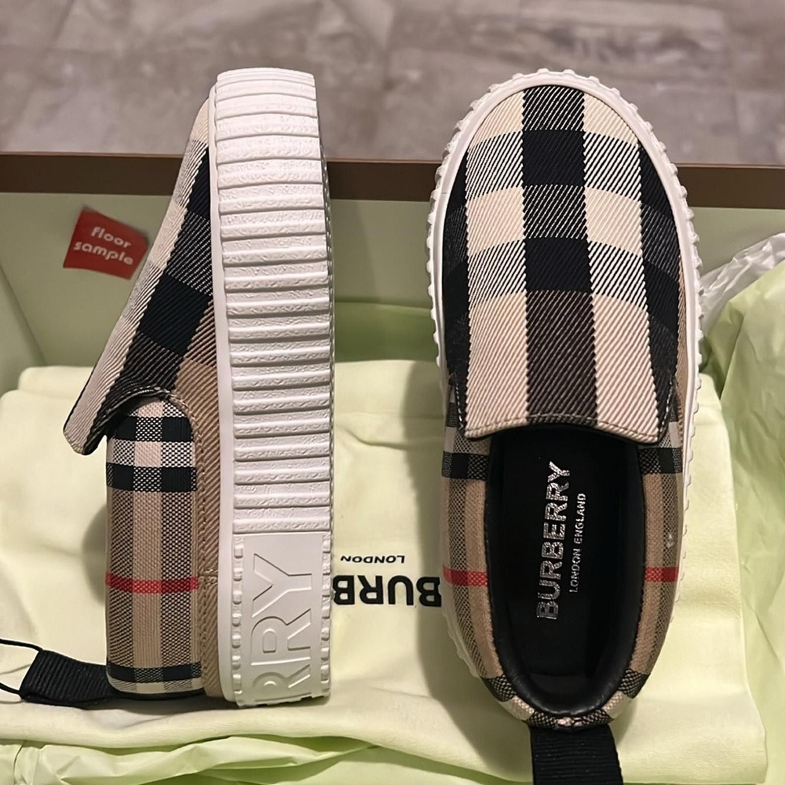 ✨BURBERRY✨急ぎで売る為破格で売ります❗️最終価格‼️ Burberry がセール開催中 | 最大50% OFF | Lyst