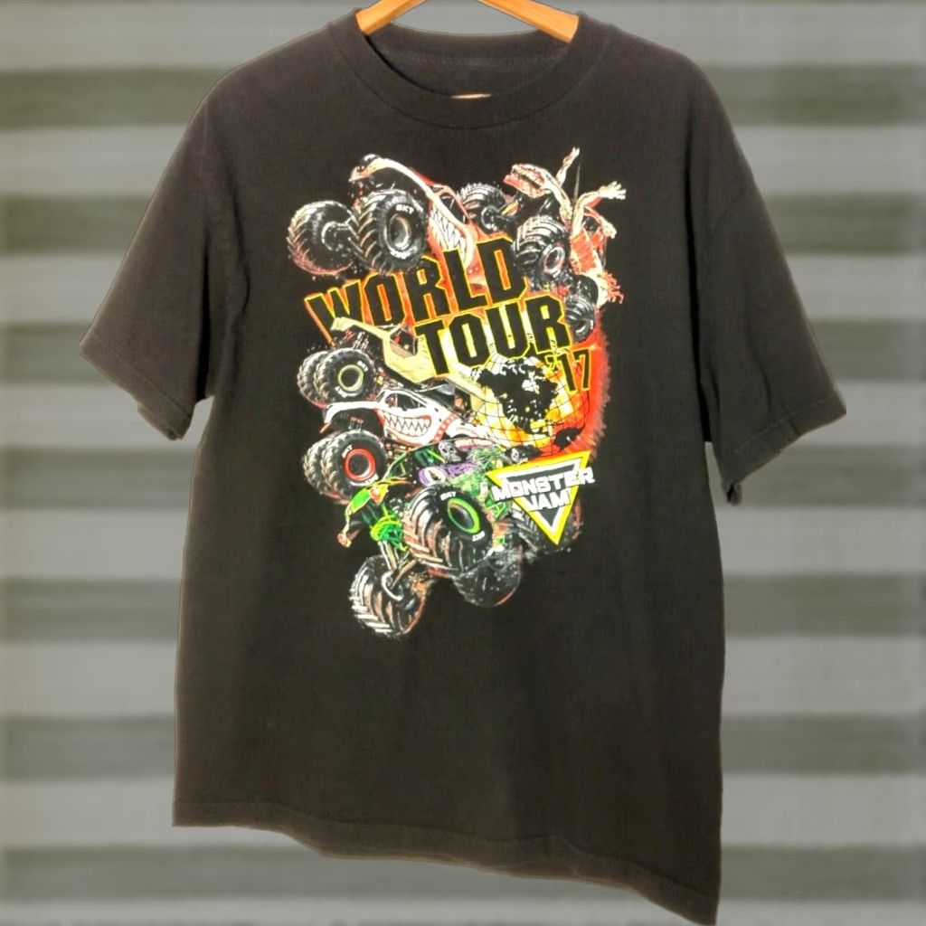 Vintage Monster Jam World Tour 2017 Shirt Men Large Grave Digger Trucks Black 4WD READ Size US L / EU 52-54 / 3 - 1 Thumbnail