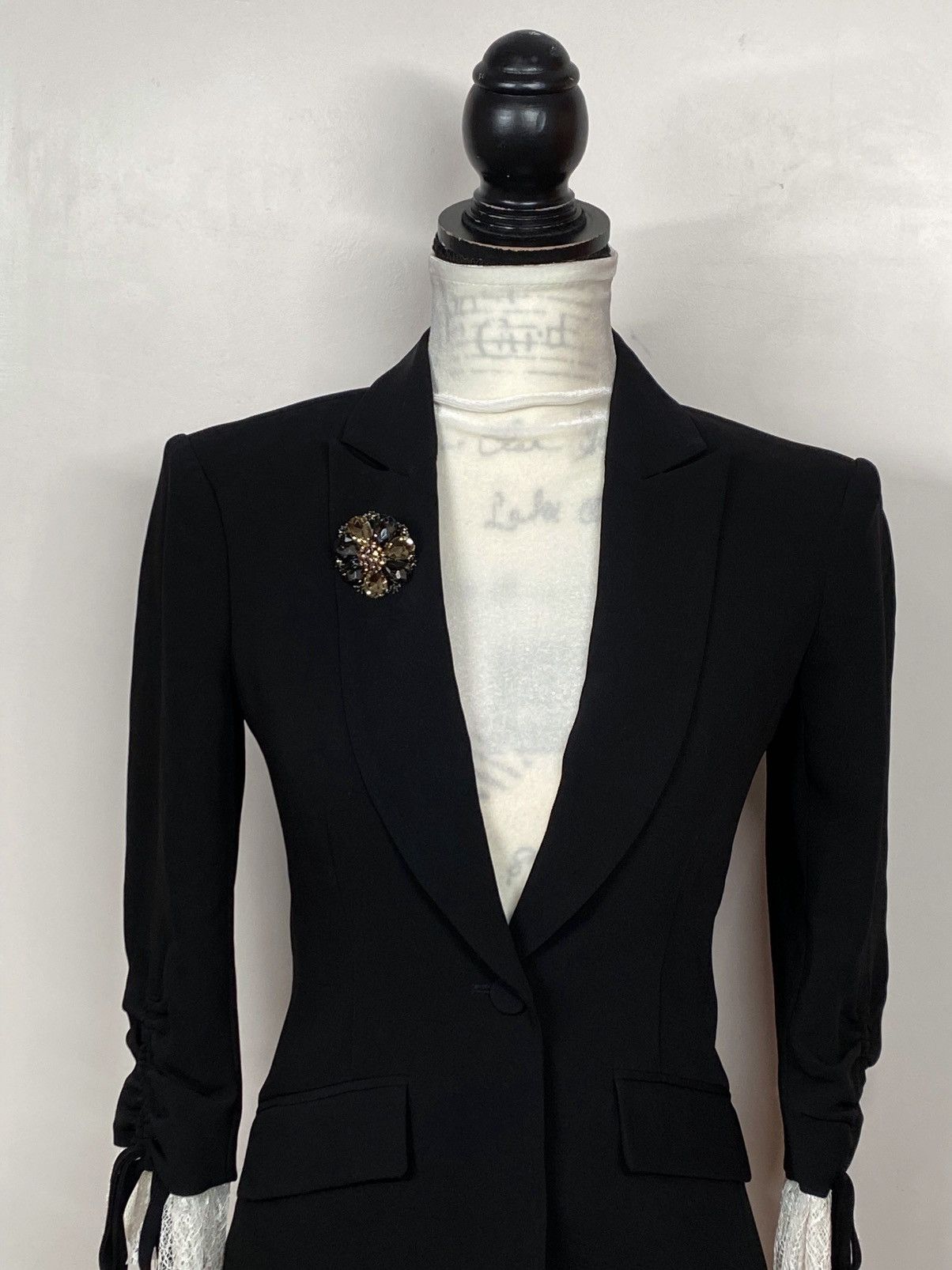 Cinq a Sept Cinq à Sept Crystal Brooch Lace Trimmed Crepe Blazer size 0 Size XS / US 0-2 / IT 36-38 - 8 Thumbnail