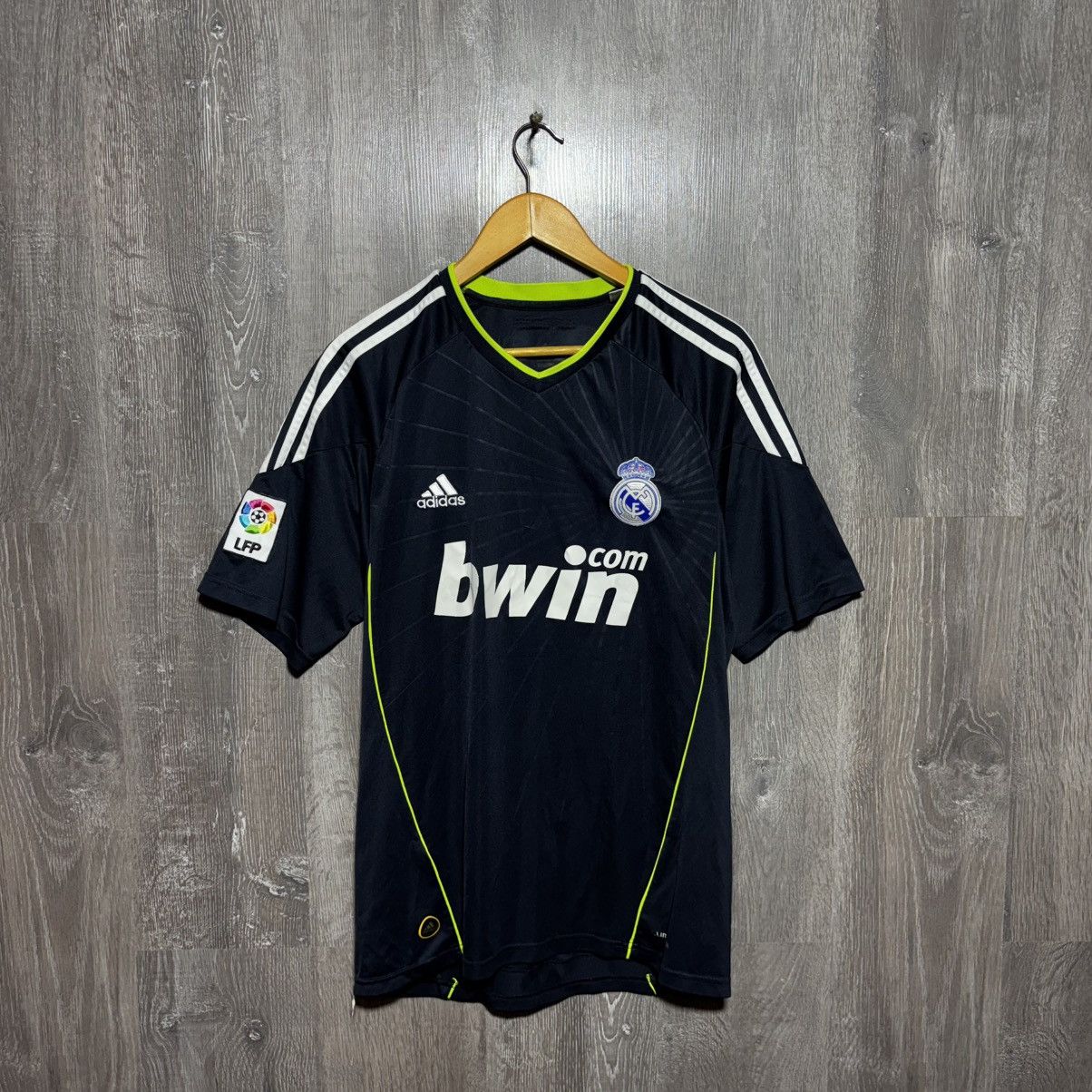 Adidas Vintage Adidas Real Madrid Soccer Jersey Home Shirt 2010-12 Size US M / EU 48-50 / 2 - 1 Thumbnail