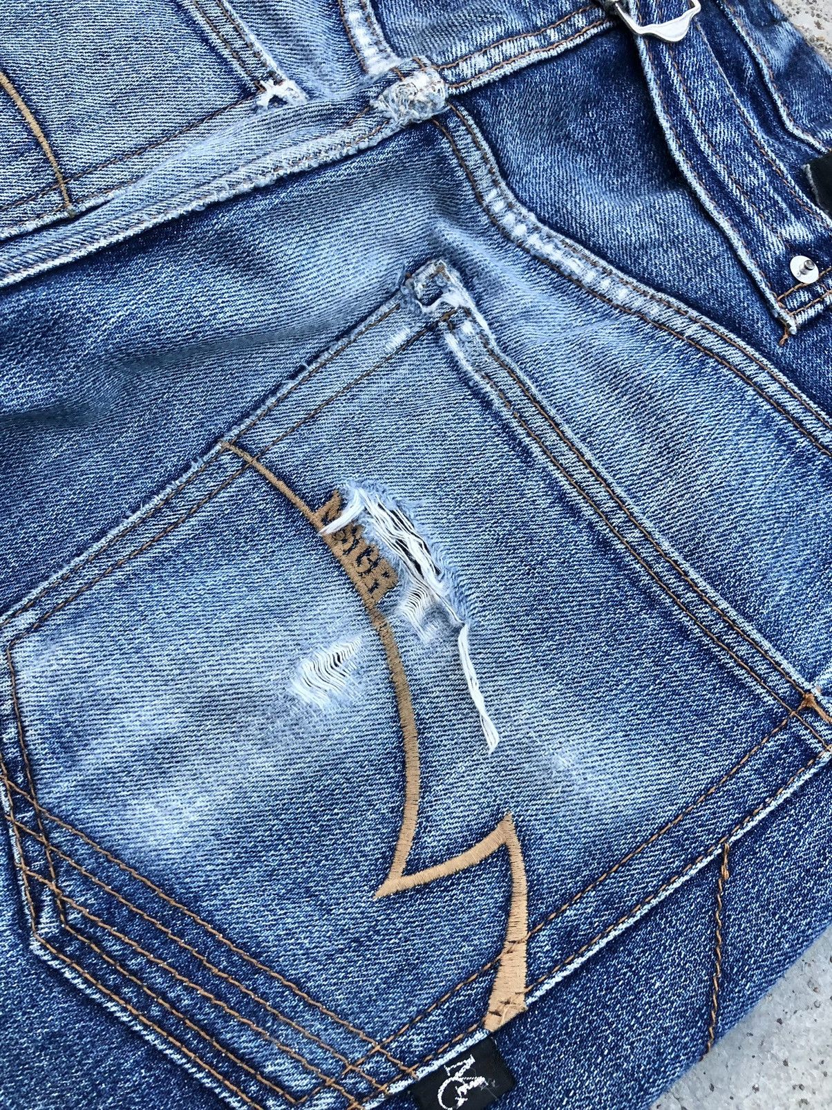 Other BUCKLE BACK MSGR DISTRESSED DENIM Size US 33 - 11 Thumbnail