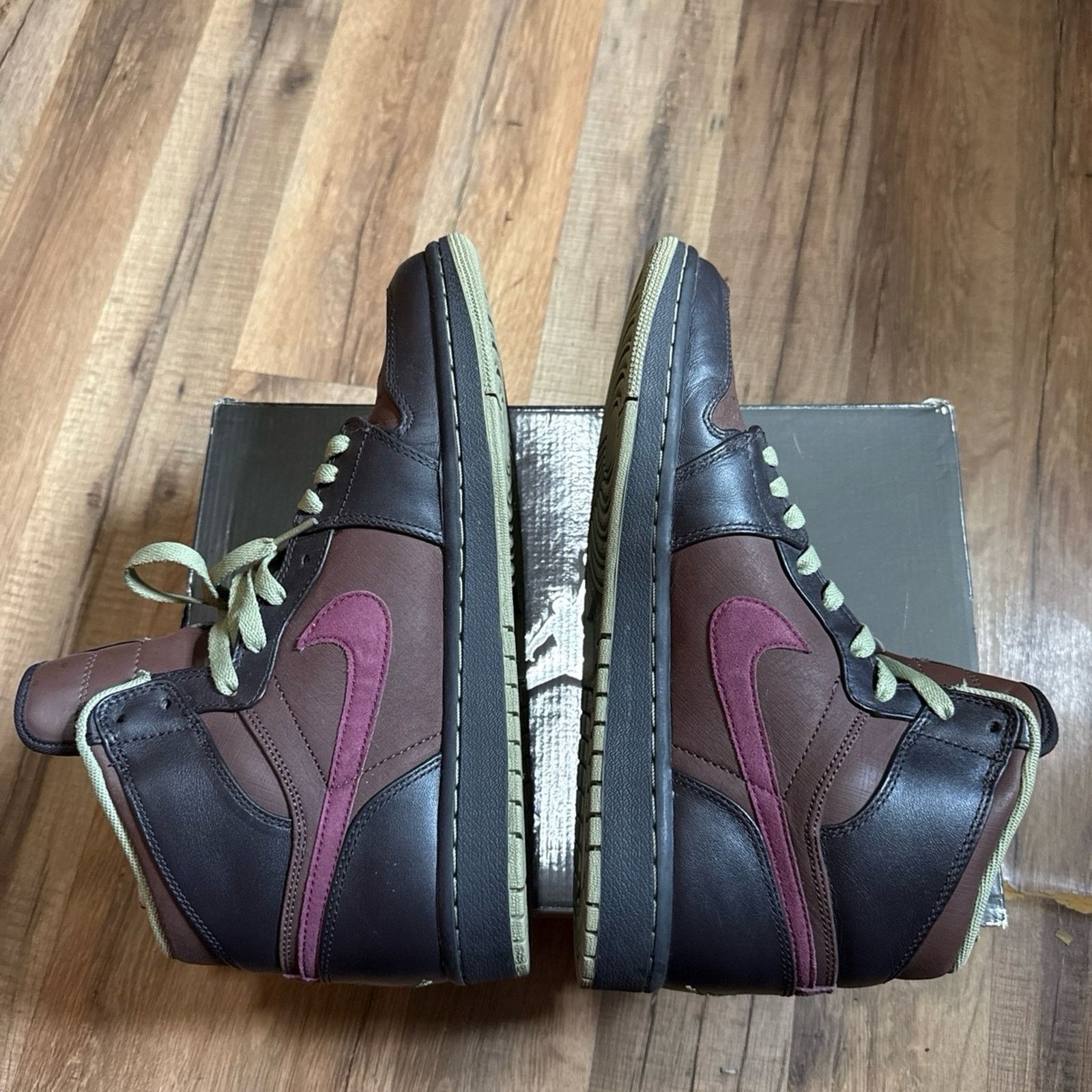 Jordan Brand 2010 Jordan 1 Retro High Velvet Brown Size US 10.5 / EU 43-44 - 4 Thumbnail