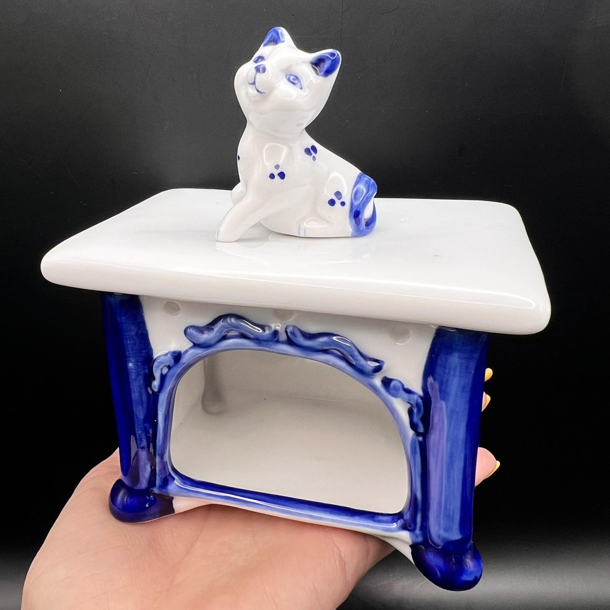 Vintage Souvenir Figure Kitty Cat on the Table Hand Painted GZHEL Size ONE SIZE - 1 Thumbnail