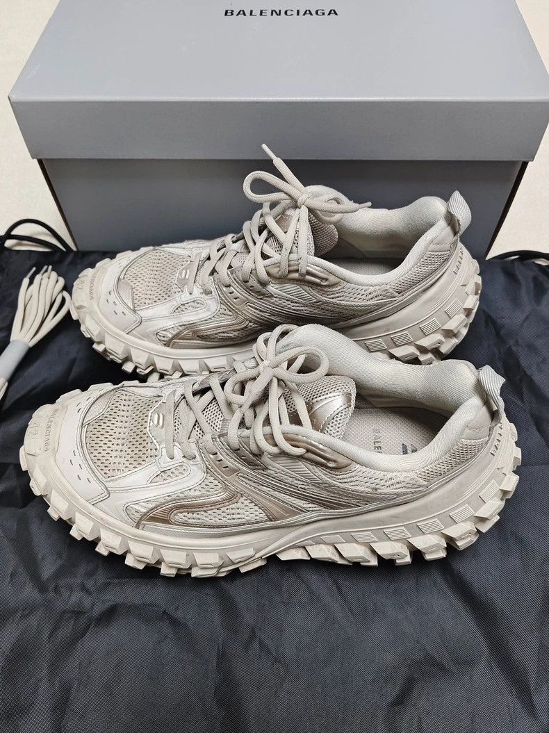 Balenciaga Balenciaga Defender Low Top Shoes 2502-Nextarrow Size US 9 / EU 42 - 1 Thumbnail