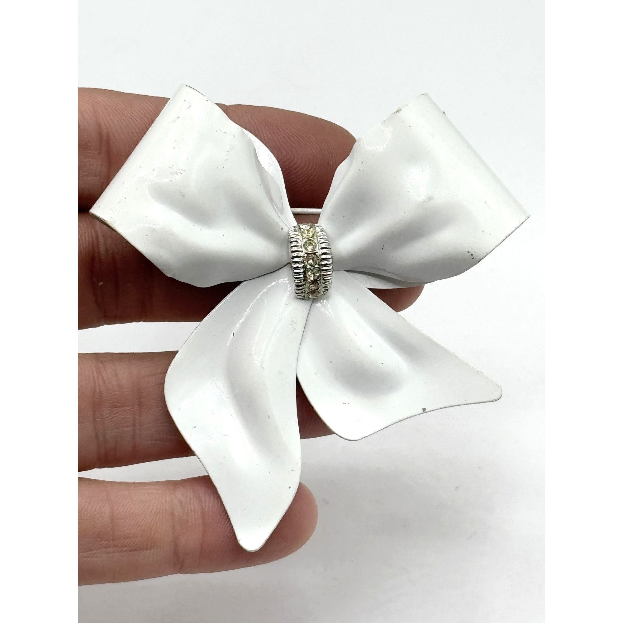 Vintage Vintage white enamel rhinestone bow brooch pin Size ONE SIZE - 1 Thumbnail