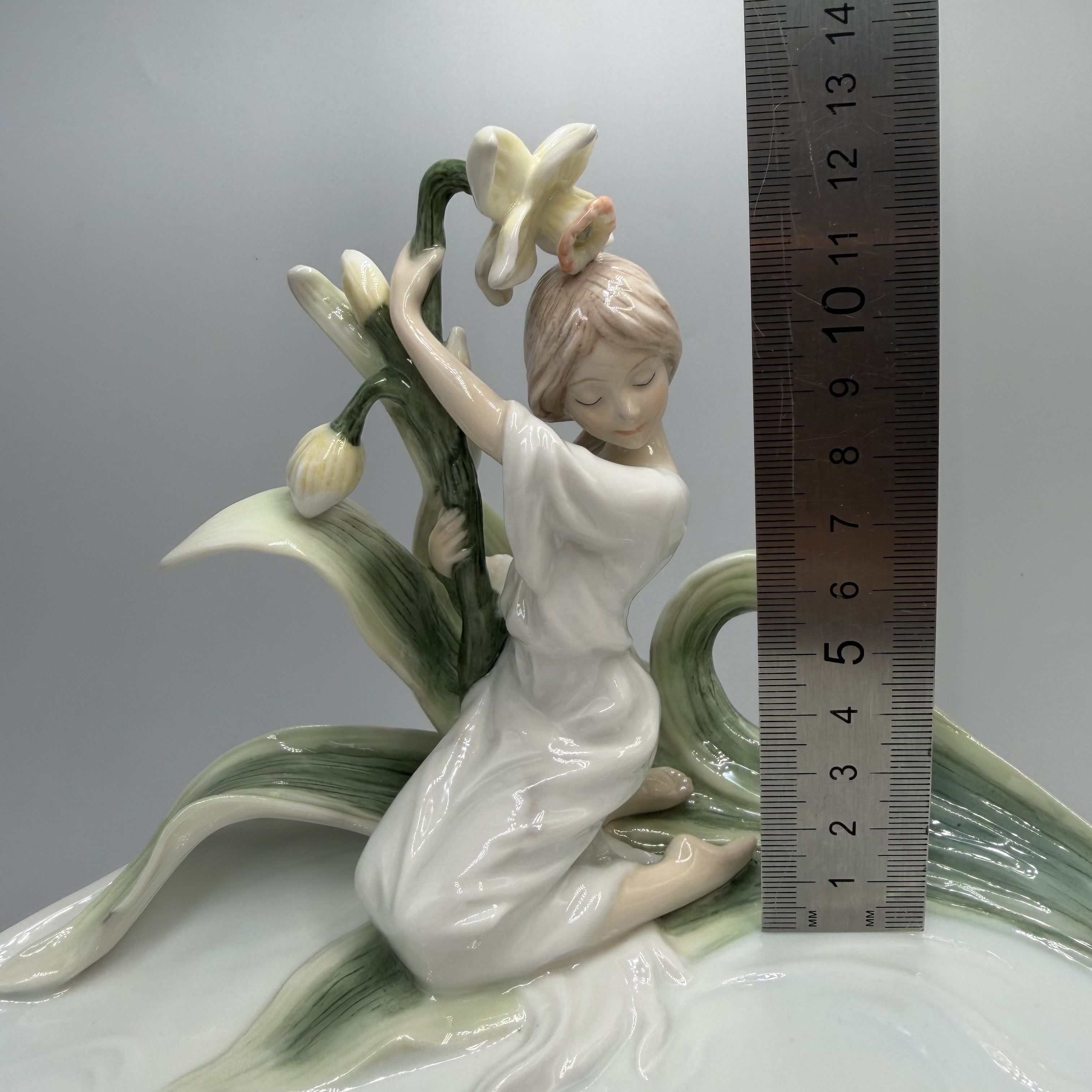 Other Unicorn Studio Porcelain Girl Daffodil Tray Dish Figurine Size ONE SIZE - 8 Thumbnail