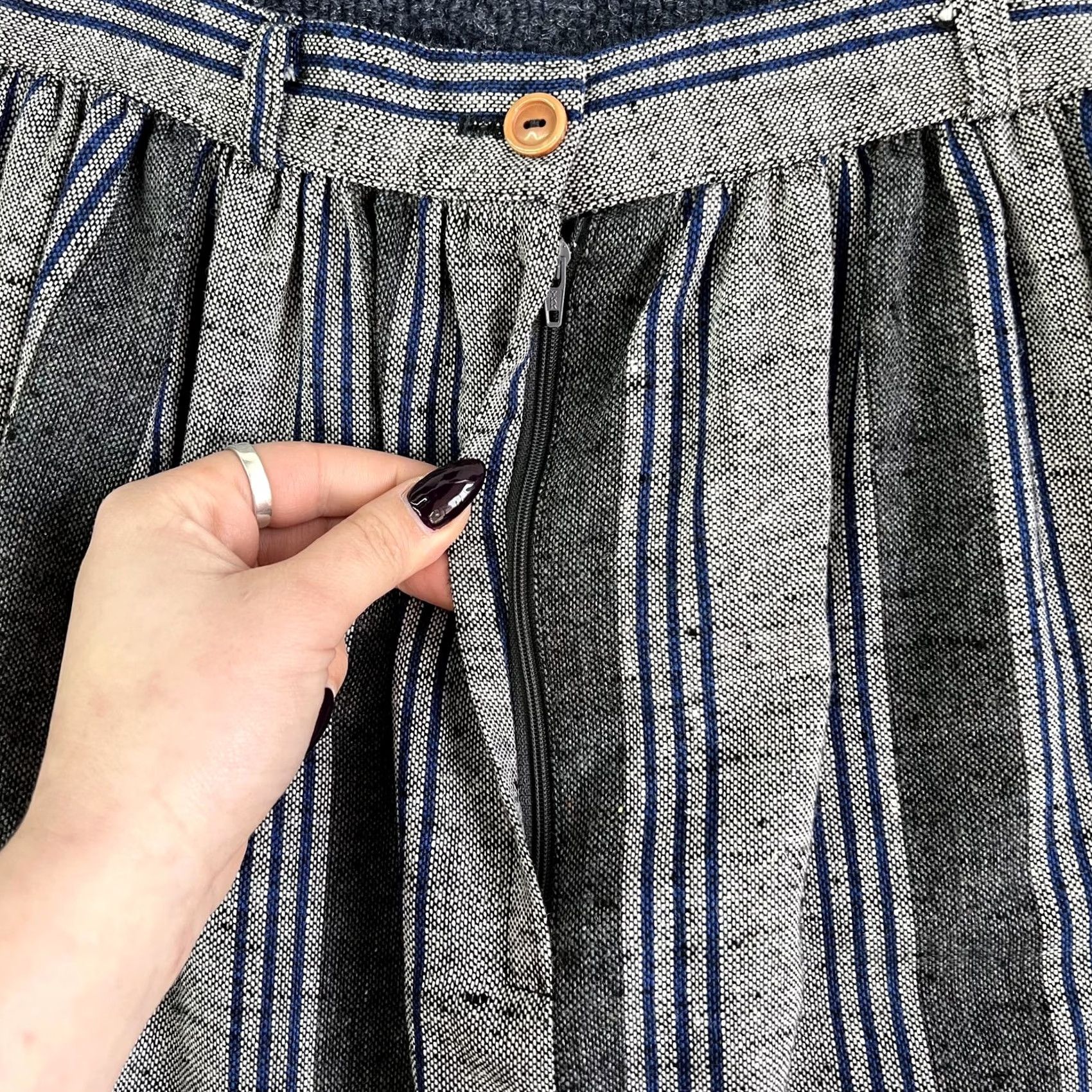 Vintage Vintage Gray Striped Pleated Midi Skirt Womens XS High Waist Zip Boho Size 26" / US 2 / IT 38 - 2 Thumbnail