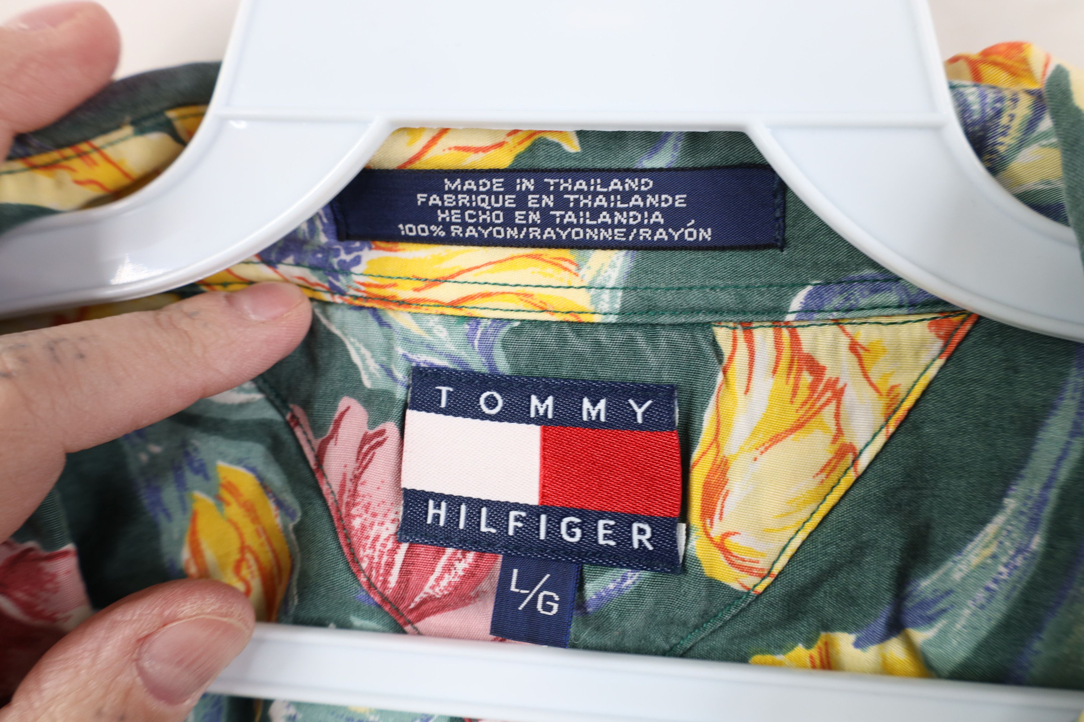 Tommy Hilfiger Vintage 90s Tommy Hilfiger Gabardine Flower Button Shirt Size US L / EU 52-54 / 3 - 8 Thumbnail
