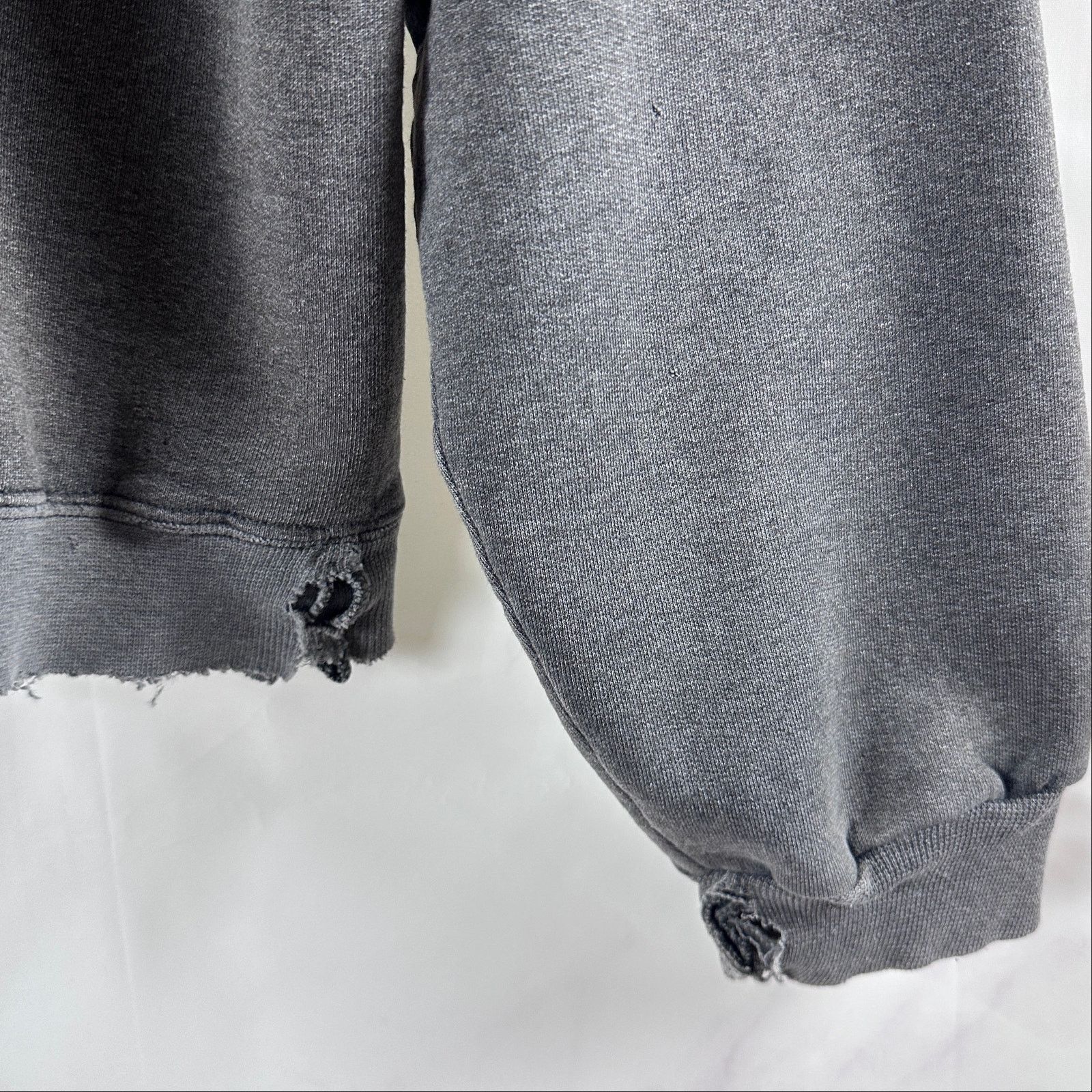 Champion Vintage Distressed Grey Crewneck Size US L / EU 52-54 / 3 - 9 Thumbnail