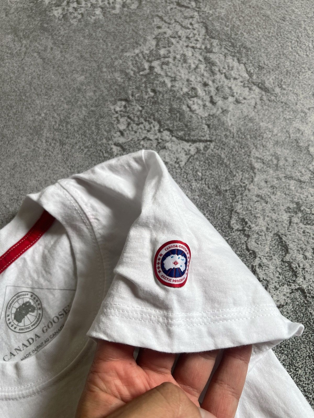 Canada Goose Canada Goose Womens White T-Shirt With Holographic Tag Sz XS Size XS / US 0-2 / IT 36-38 - 4 Thumbnail