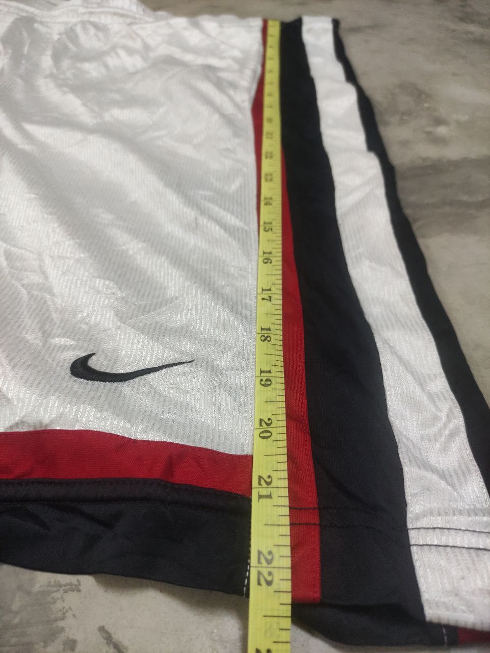 Nike Nike White Striped Athletic Shorts – Retro Sport Vibe Size US 35 - 3 Thumbnail
