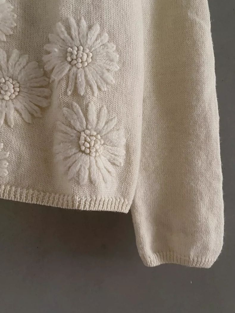 Comme des Garcons Comme Des Garcons Off-white flower embroidered wool sweate Size S / US 4 / IT 40 - 6 Thumbnail