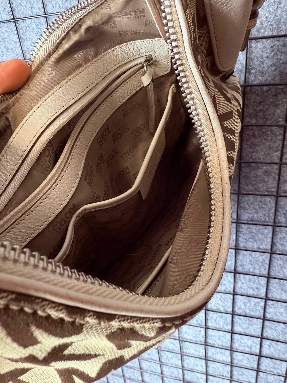 Michael Kors Michael Kors Monogram Handle Bag Size ONE SIZE - 15 Thumbnail