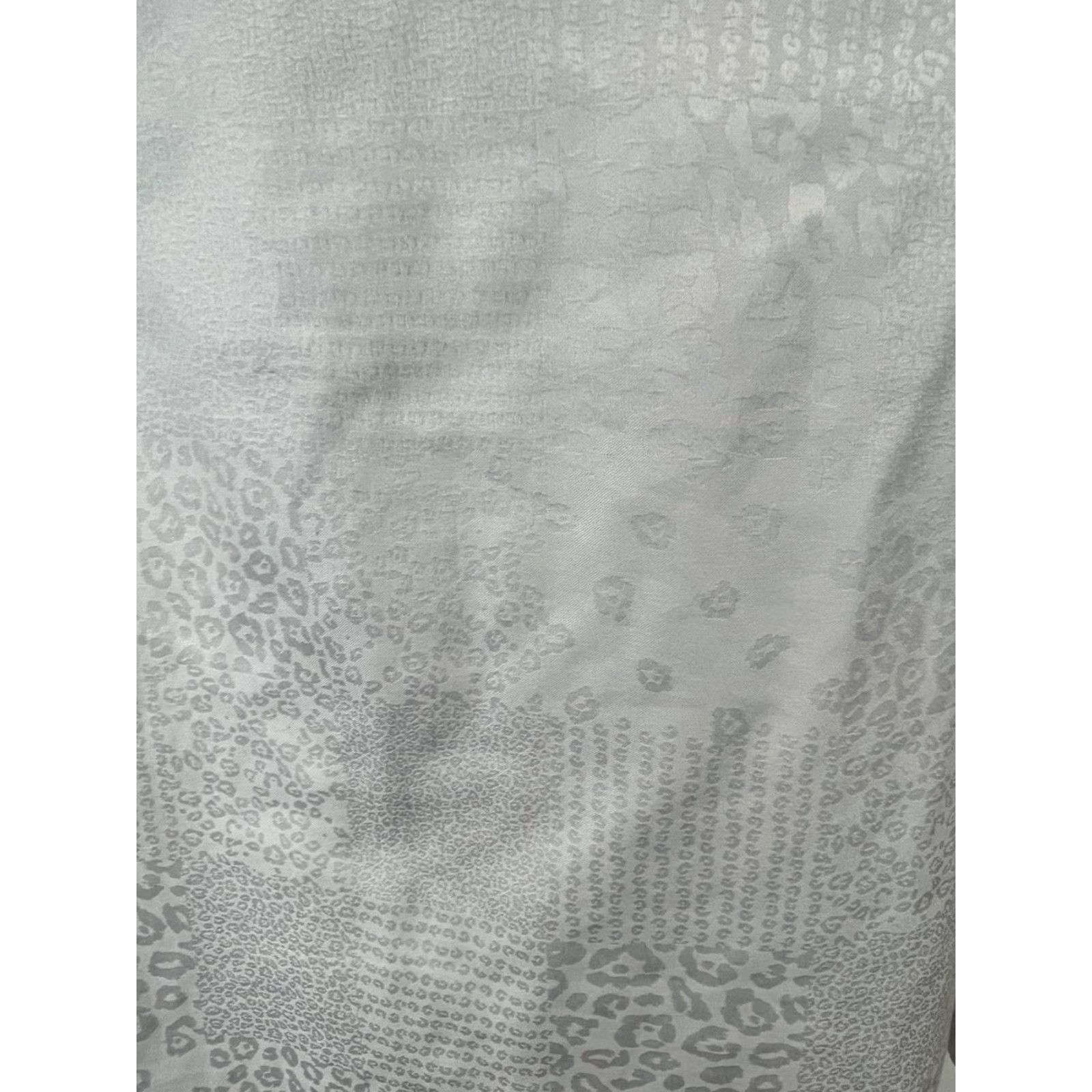 Vintage VINTAGE? Chico's Shirt Button-Up Women L Gray Wrinkle-Resistant Animal Print Sheen 2/US Large Women Size L / US 10 / IT 46 - 5 Thumbnail
