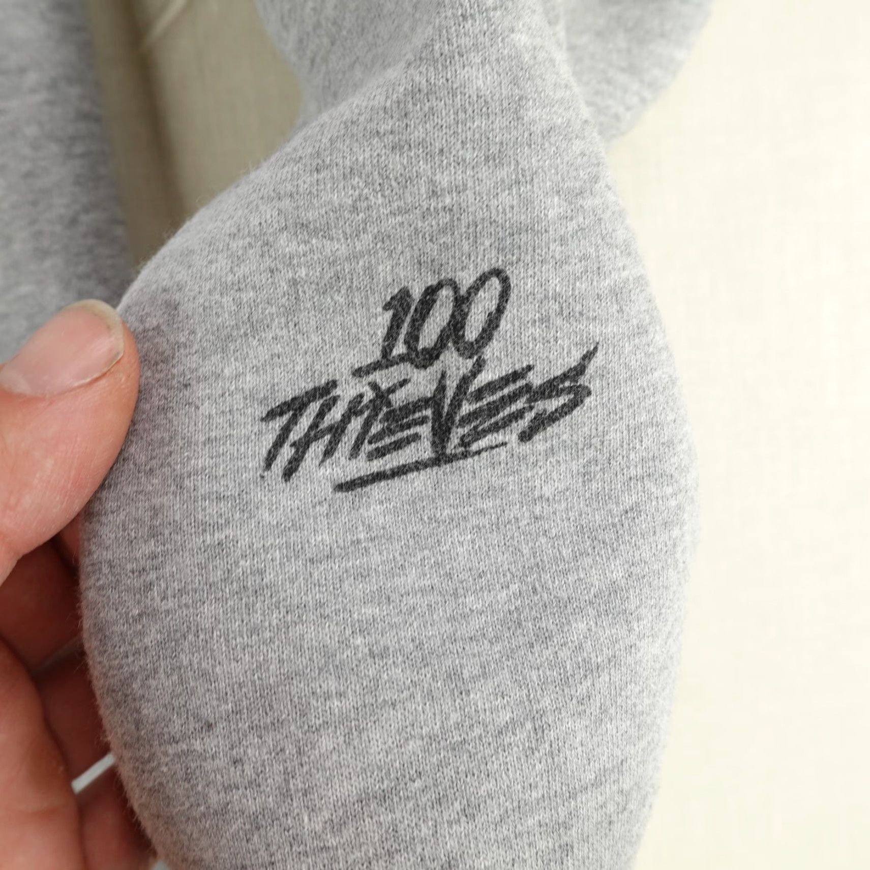 100 Thieves VINTAGE 100 Thieves Hoodie Men Large Gray Black Pullover Sweatshirt Knit Logo Graphic Print Hooded Pockets Mens Size US L / EU 52-54 / 3 - 5 Thumbnail