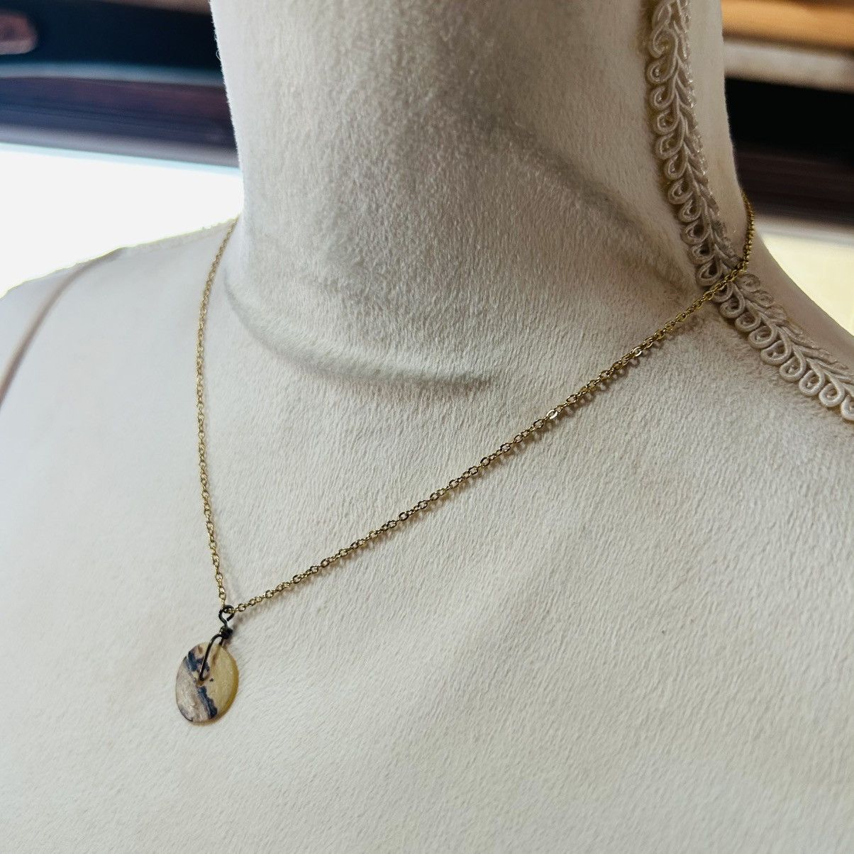 Vintage Vintage natural shell wired pendant on chain necklace Size ONE SIZE - 4 Thumbnail