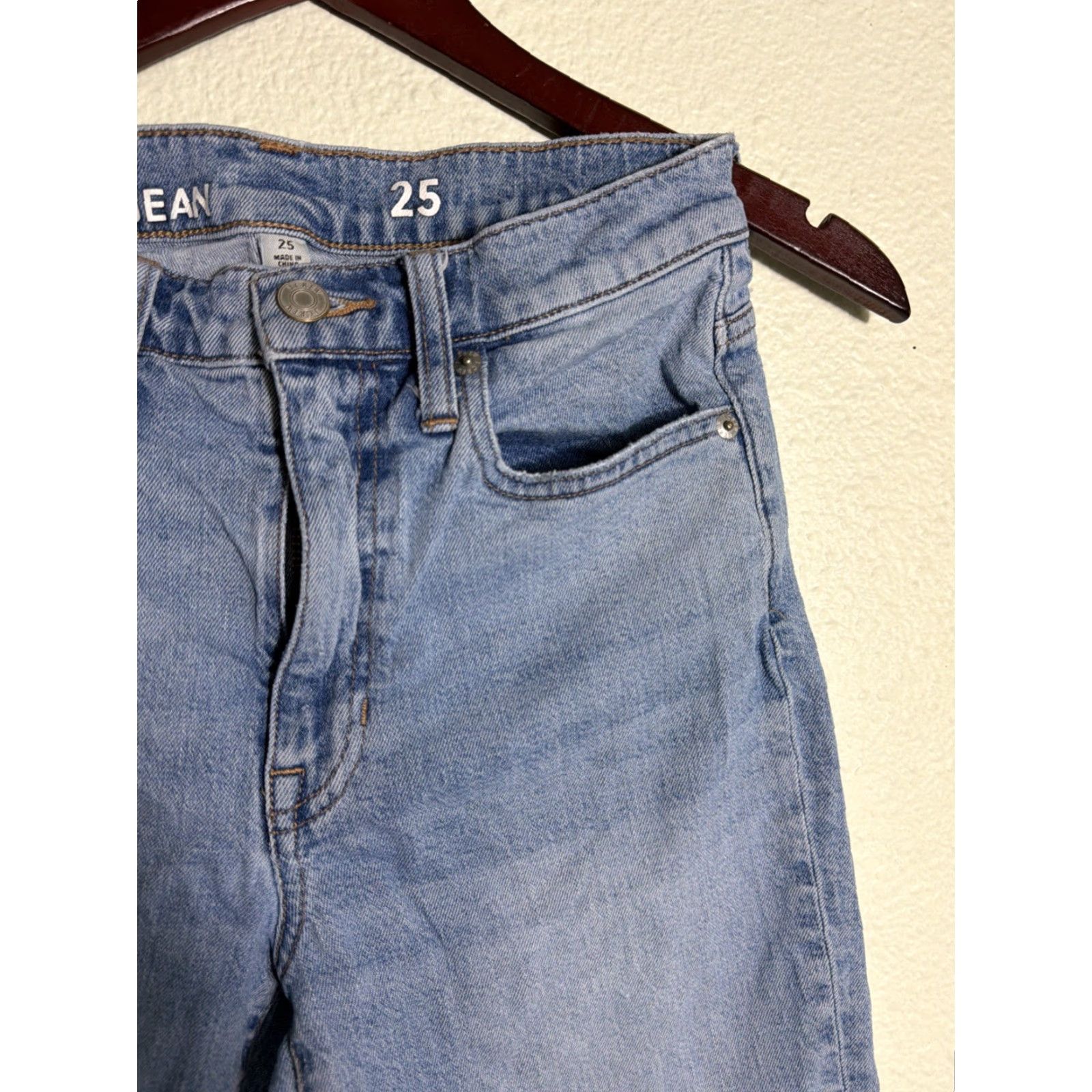 J.Crew VINTAGE j crew Slim Boyfriend Jeans Size 25 Light Wash 26x27 Womens Jeans Blue Slimming Size 42" / US 20 - 6 Thumbnail