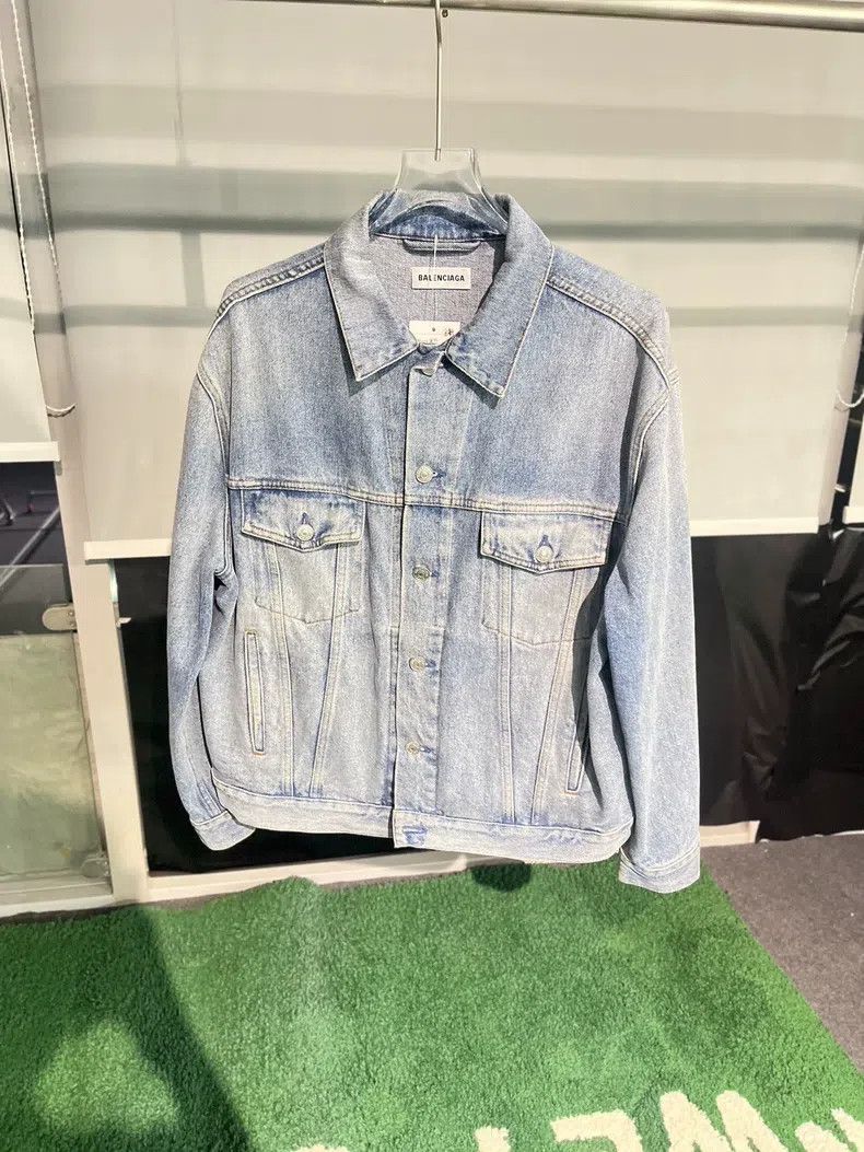 Balenciaga Balenciaga Light Wash Denim Jacket Size XXS / US 00 / IT 34 - 1 Thumbnail