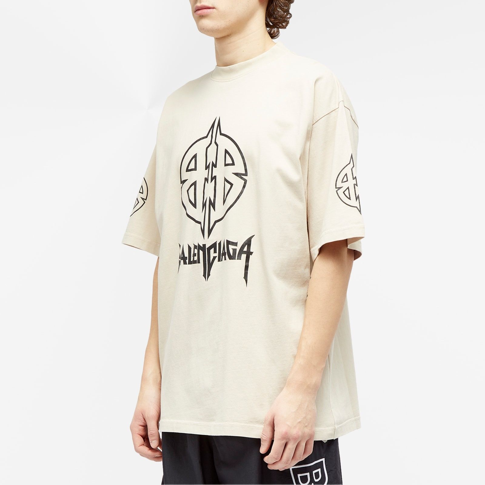 Balenciaga o1srvl11e0825 Metal BB Medium Fit T-Shirt in Beige Size US XL / EU 56 / 4 - 2 Thumbnail