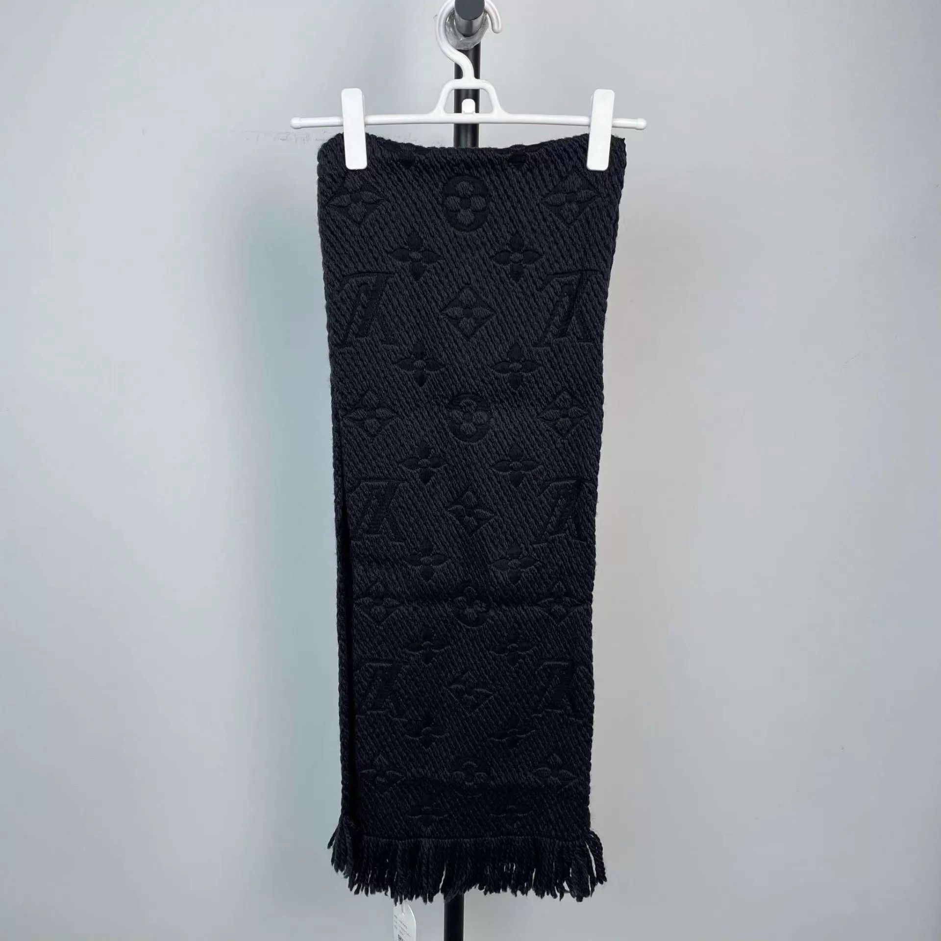 Louis Vuitton LV Black Wool Scarf Size ONE SIZE - 2 Thumbnail
