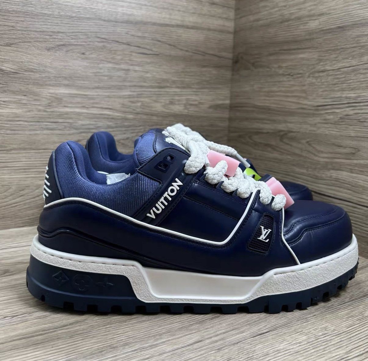 Louis Vuitton Louis Vuitton Trainer Valentine's Day Sneakers J41 Size US 9.5 / EU 42-43 - 3 Thumbnail