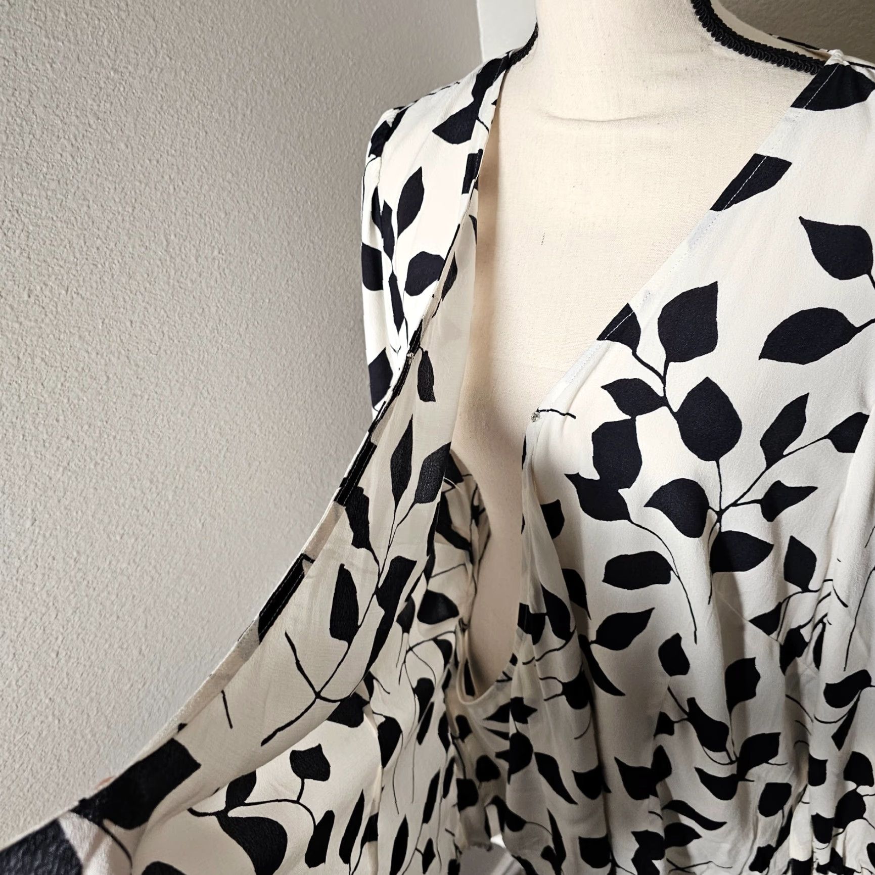 Talbots Talbots Blouse Shirt Plus 2X White Black V-Neck Button Ruffle Lightweight Long Sleeve Capable 100% Cotton Womens Modern Basic Size XXL / US 16-18 / IT 52-54 - 7 Thumbnail