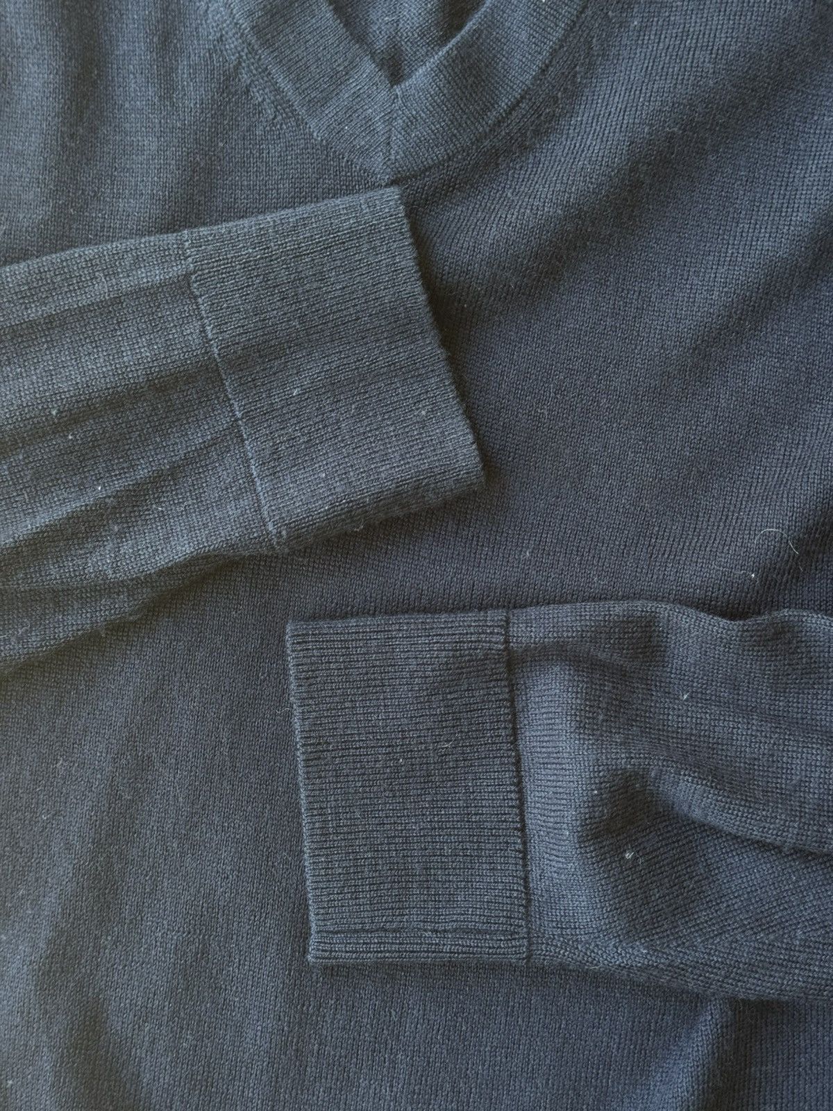 Banana Republic L Banana Republic Navy V Neck Merino Wool Sweater Size US L / EU 52-54 / 3 - 3 Thumbnail