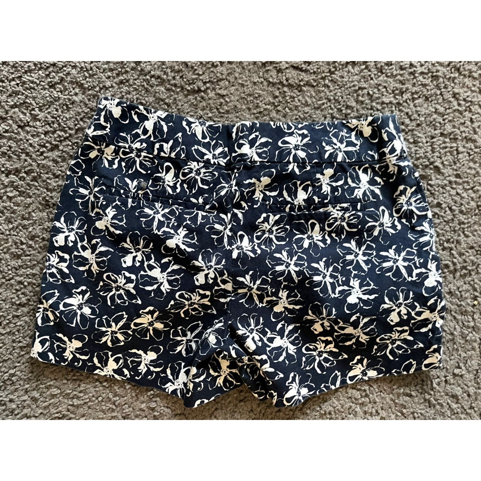 Banana Republic Banana Republic Floral Shorts Women's Size 0 Navy Blue White Casual Chino Size 25" / US 0 / IT 36 - 2 Thumbnail