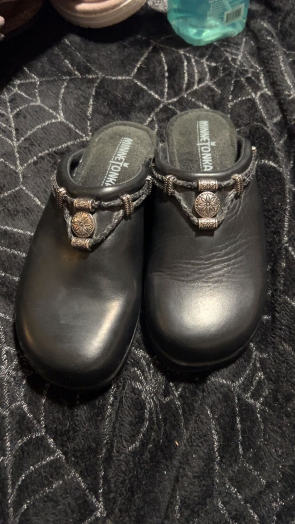 Minnetonka Minnetonka Black Leather Clogs with Silver Accents Size 5.5 Size US 5.5 / IT 35.5 - 1 Thumbnail