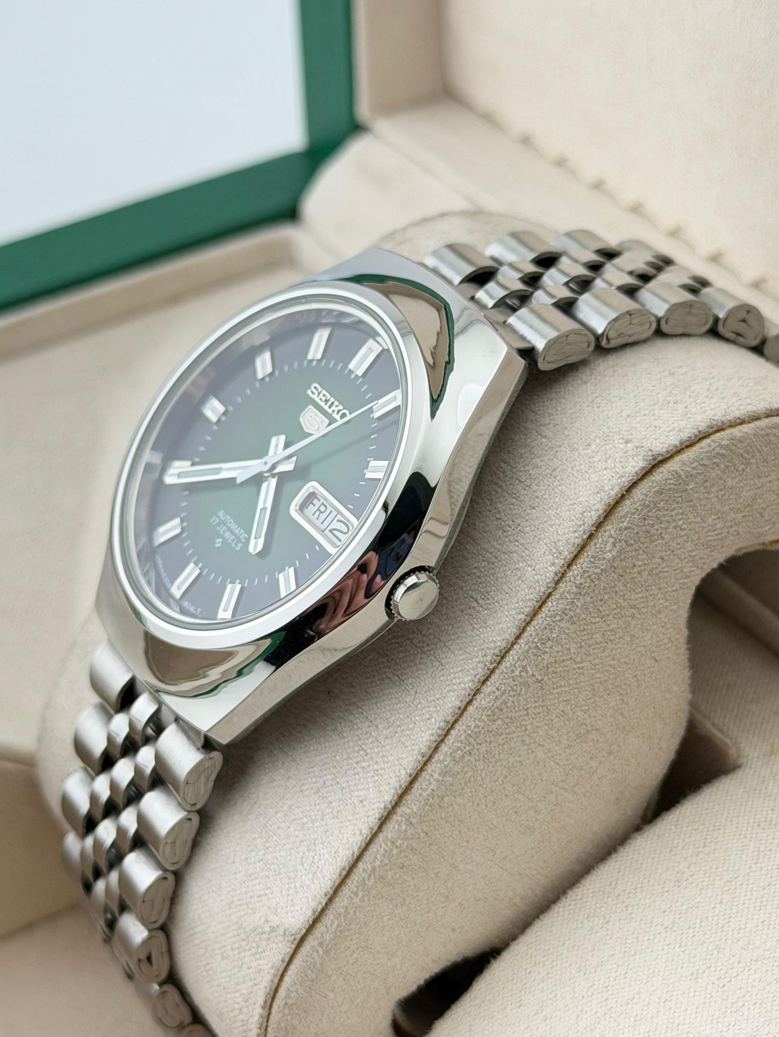 Seiko Elegant Men's Wrist Watch|36mm|Green Dial|Day-Date Size 36 - 6 Thumbnail