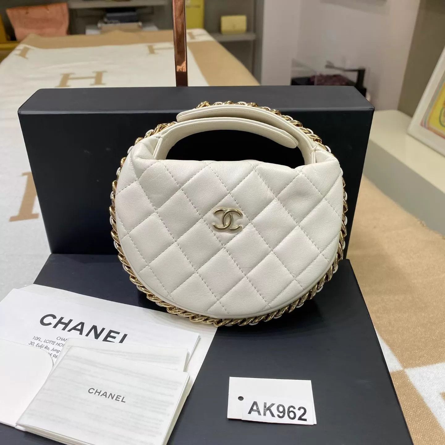 Chanel Chanel 23C White Hula Hoop Clutch 16x16 Size ONE SIZE - 1 Thumbnail