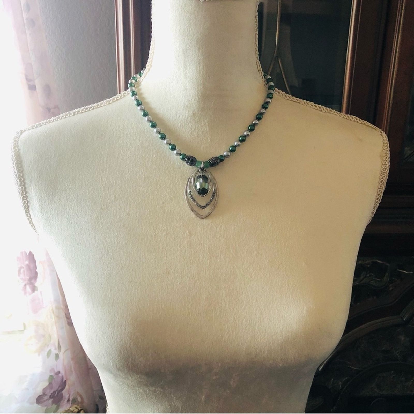Handmade Handcrafted repurpose emerald & silver Pearl necklace Size ONE SIZE - 5 Thumbnail