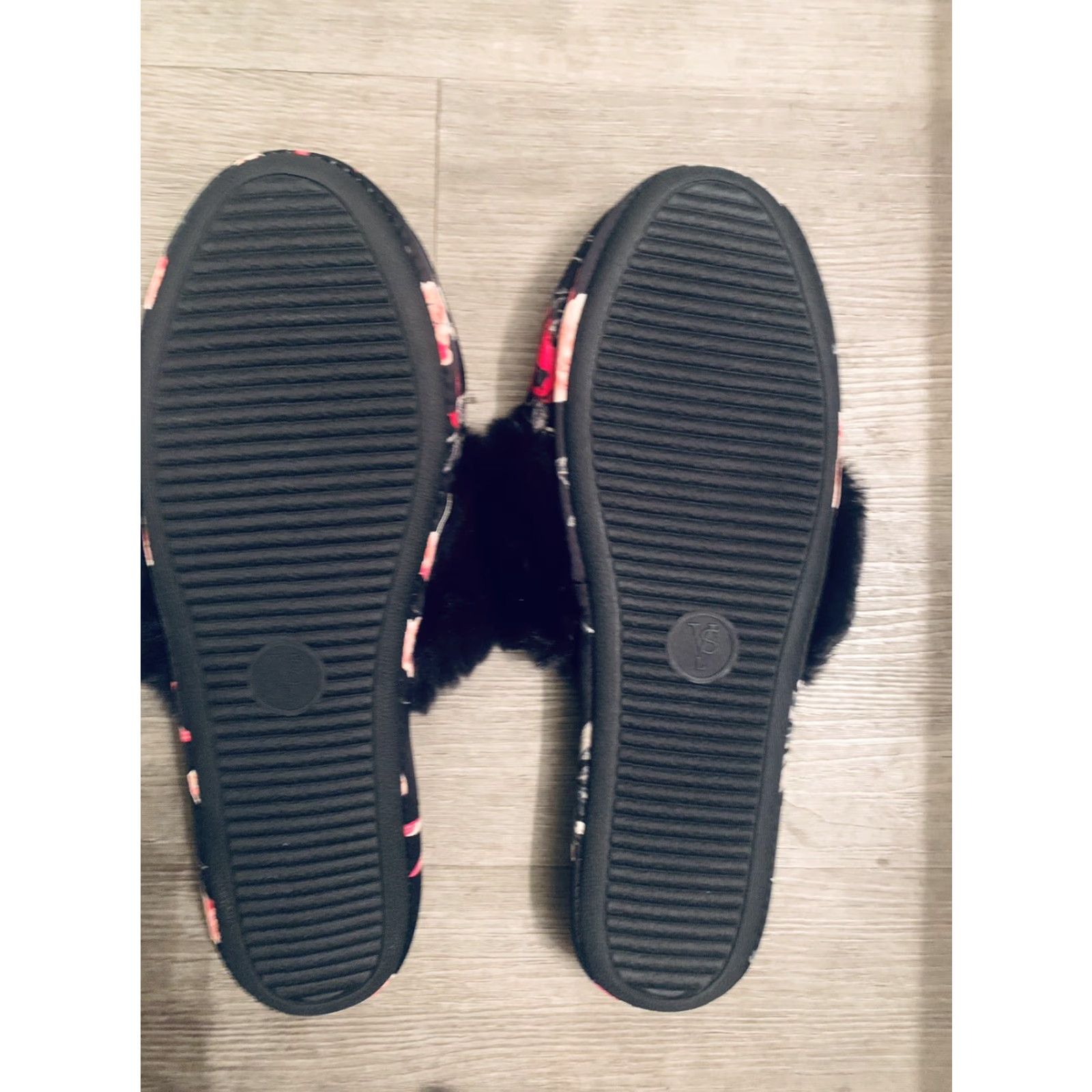 Victoria's Secret Victoria's Secret Satin Floral Faux Fur Cozy Slides Slippers Women Slipper Black Satin Dust Bag Size ONE SIZE - 3 Thumbnail