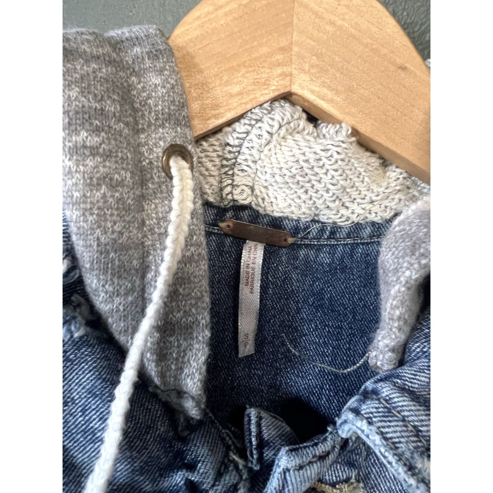 Urban Outfitters VINTAGE Urban Outfitters Womens Blue Denim Hooded Button Up Jacket S Womens Size S / US 4 / IT 40 - 3 Thumbnail
