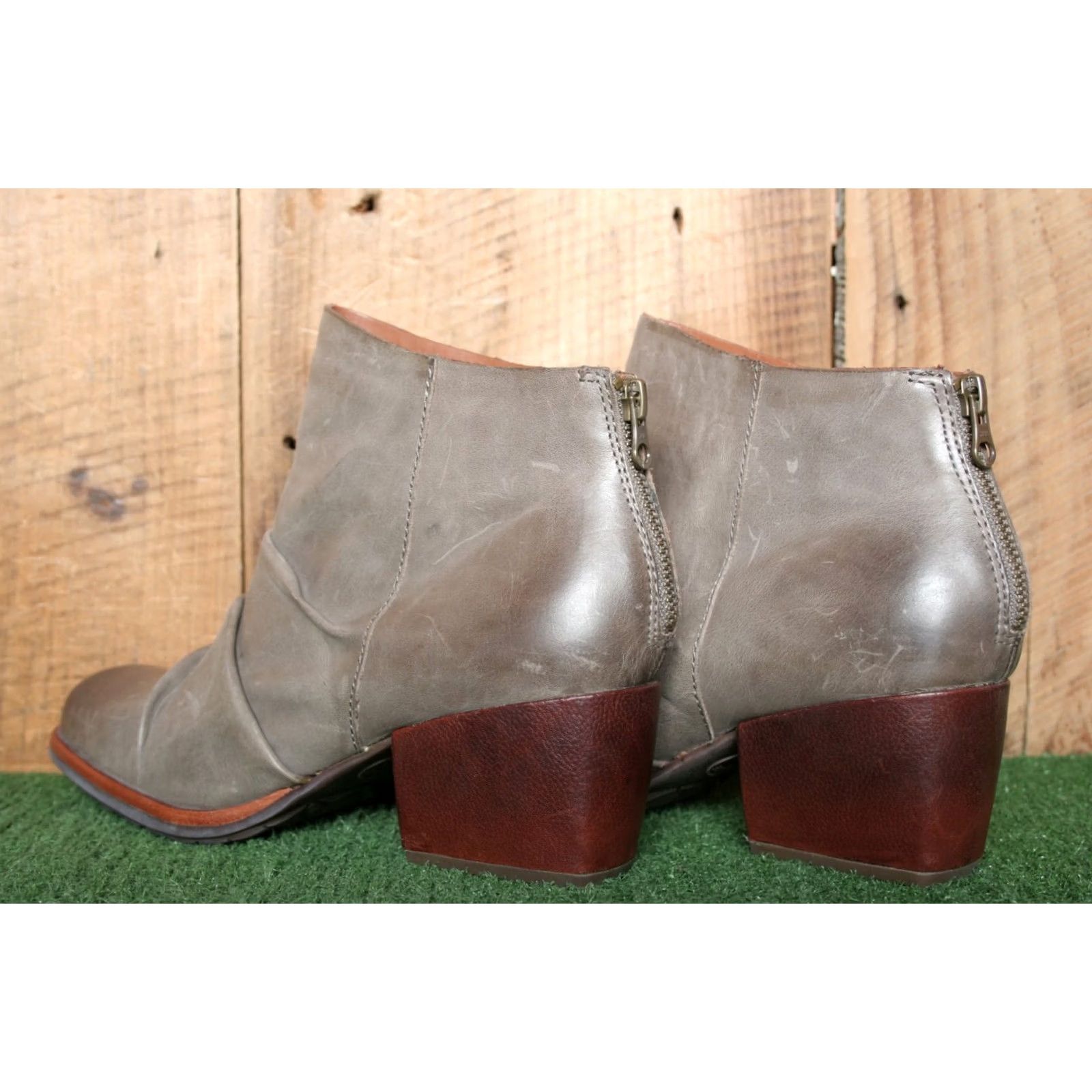 Vintage VINTAGE Kork-Ease Bootie Taupe Ruched Leather Ankle Boots Sz. 8.5 M Womens Leather Taupe Ruched Block Heel Zip Kork-Ease Kissel K41417 Size US 9 / IT 39 - 3 Thumbnail