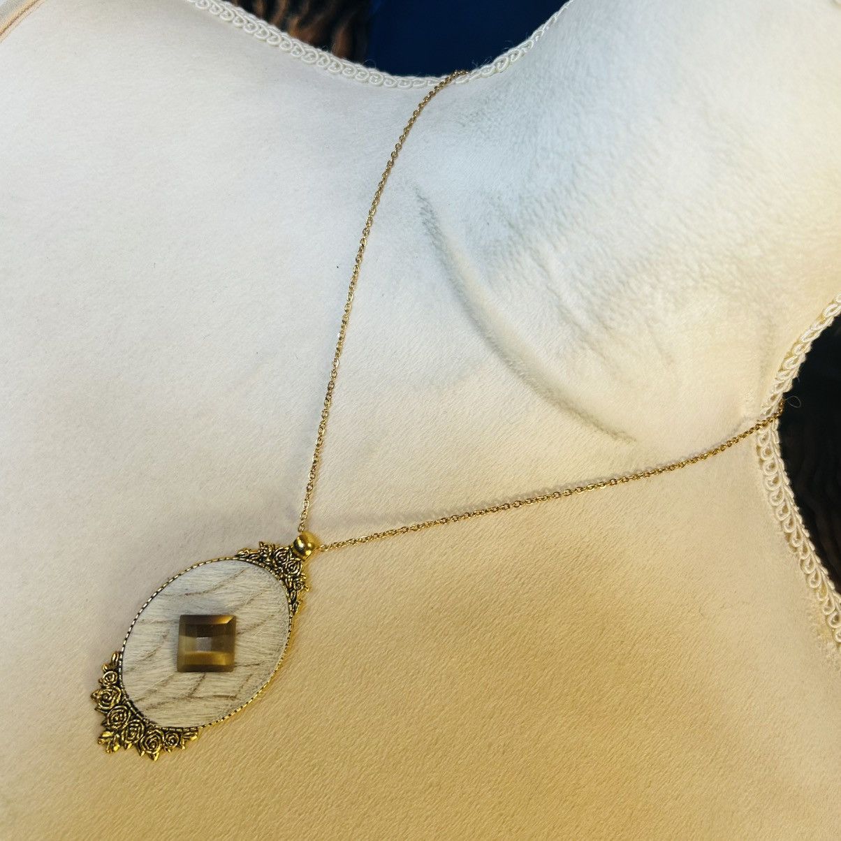 Handmade Handcrafted cowhide vintage gem cameo pendant necklace Size ONE SIZE - 2 Thumbnail