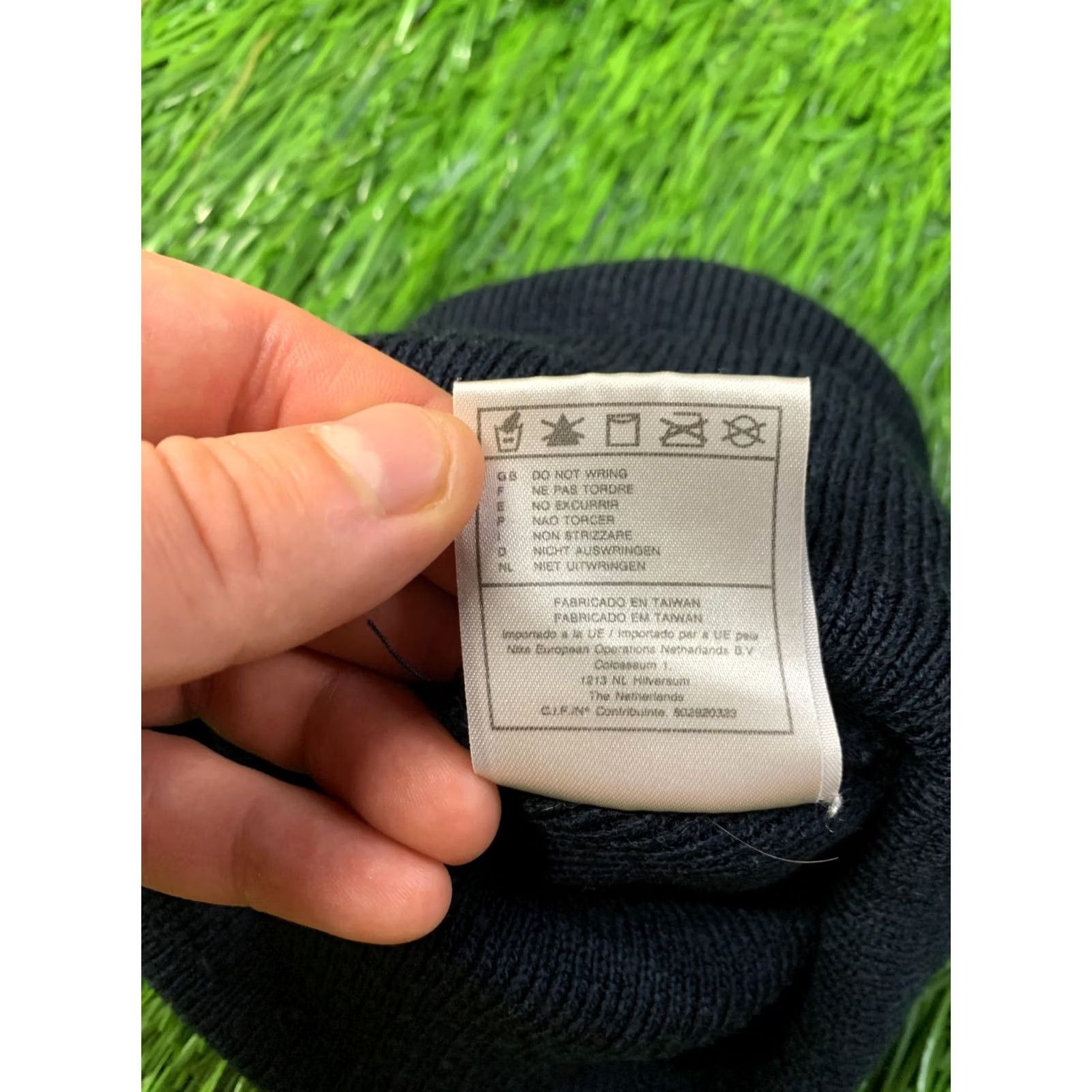 Nike VINTAGE Nike Hat Mens One Size Black 100% Acrylic Casual Winter 2001 Size ONE SIZE - 4 Thumbnail